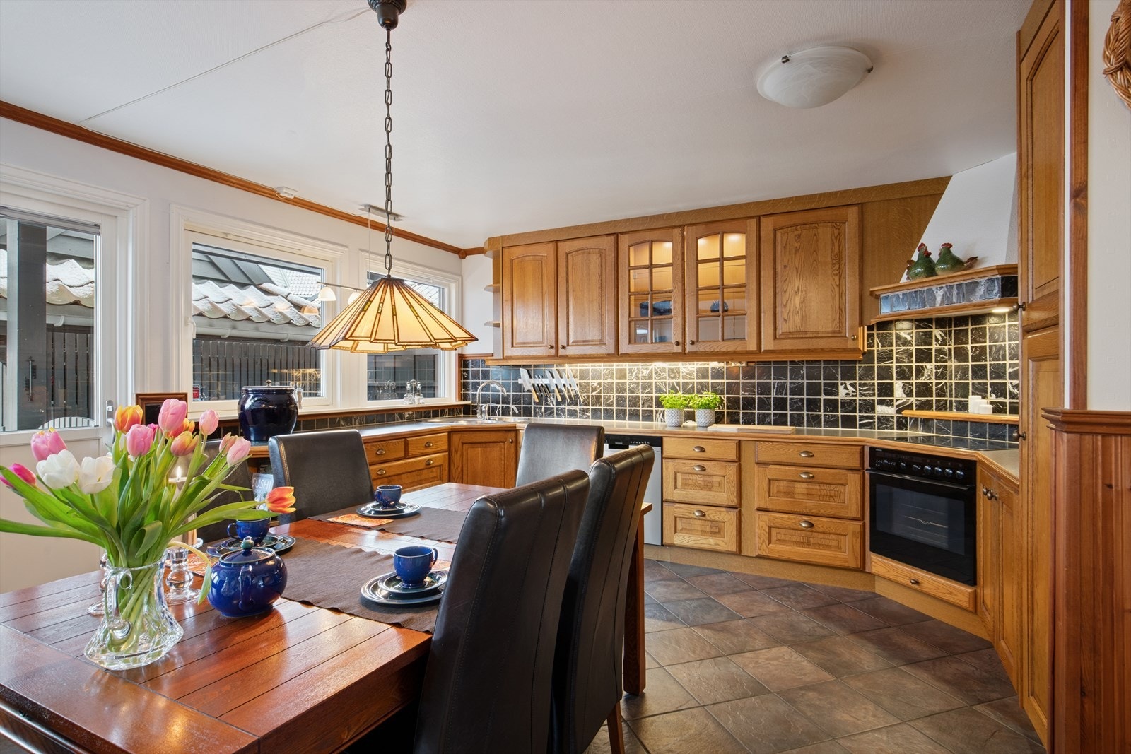 1. etg: Kjøkkenet er romslig med mye skap- og
benkeplass Galleribilde