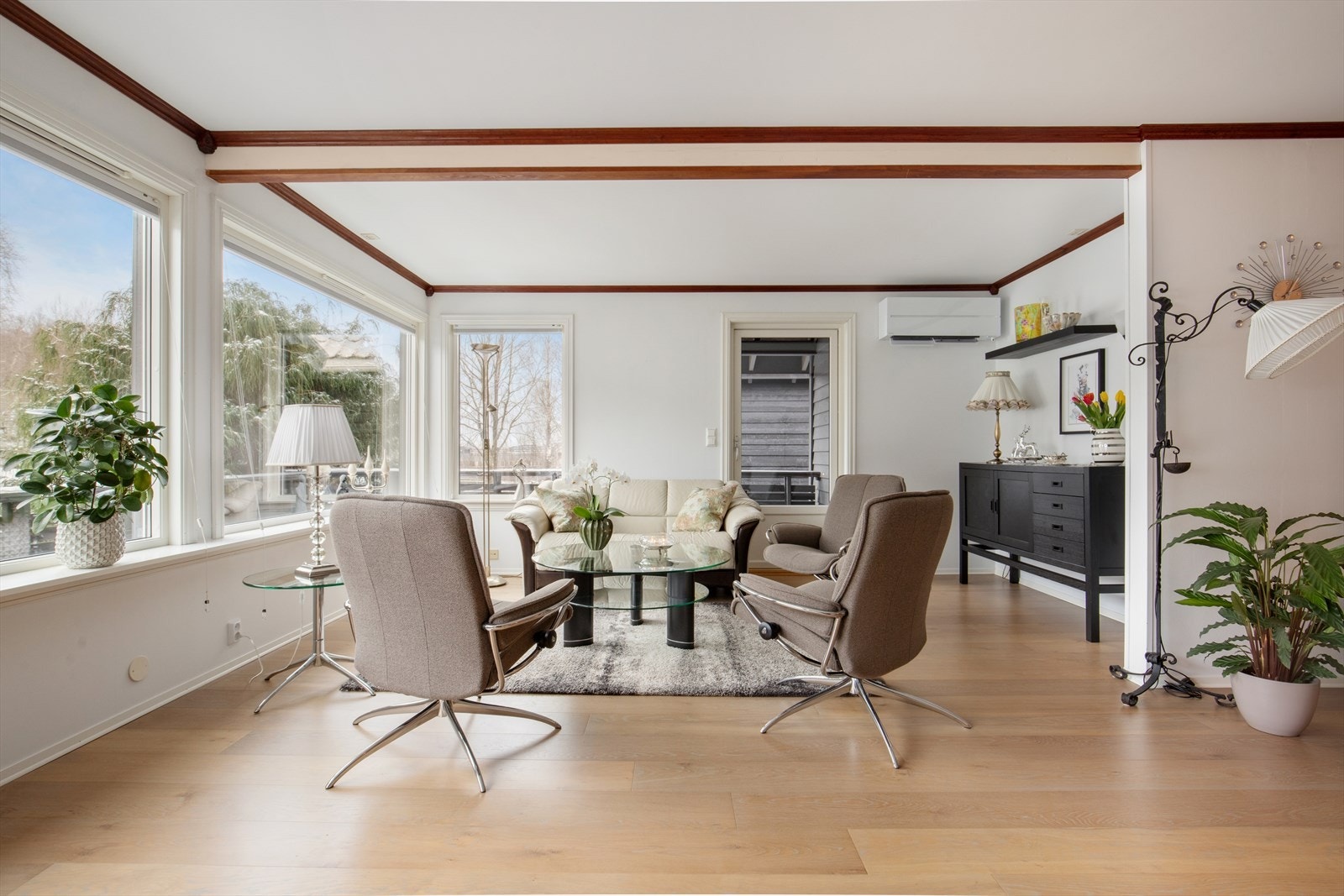 1. etg: Stuen har en god planløsning med flere soner Galleribilde