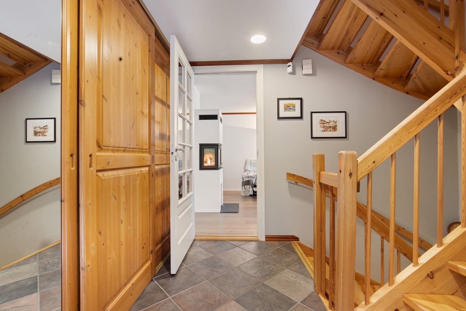 1. etg: Entrè med romslig skyvedørsgarderobe Galleribilde