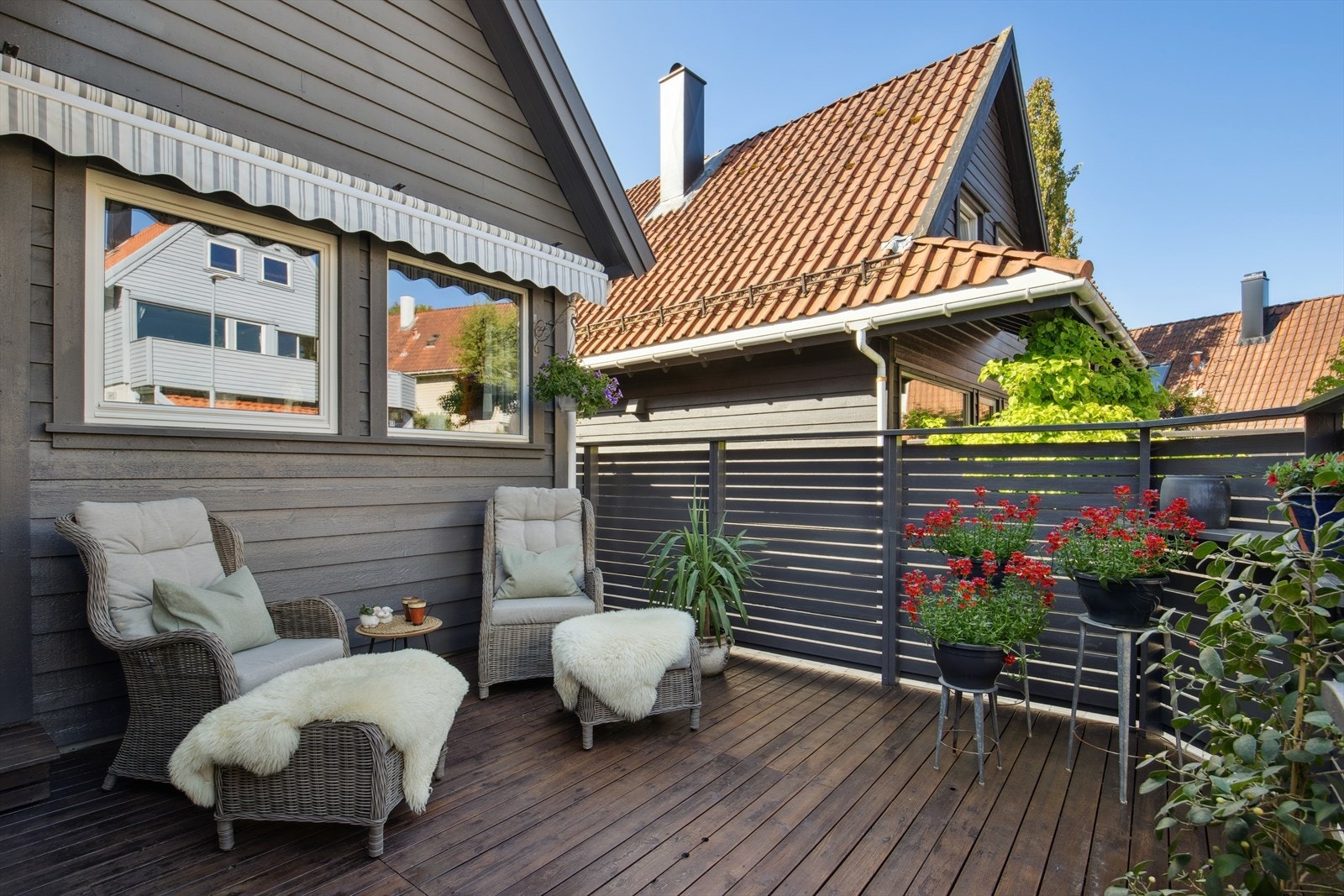 Solrik terrasse med utgang fra kjøkken
med ettermiddag- og kveldssol Galleribilde