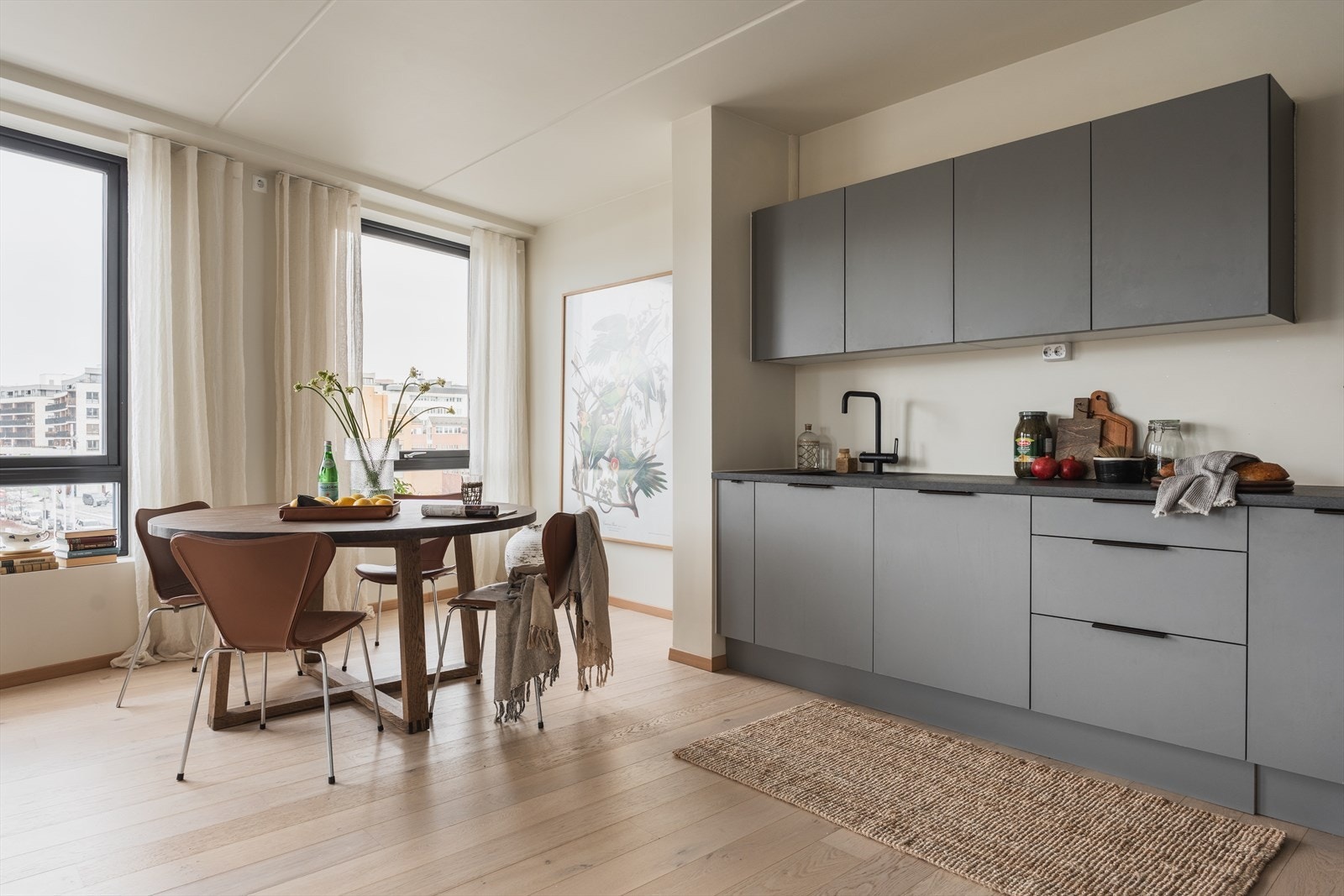 Veggflatene er holdt i lyse og delikate fargetoner. Det er lagt 1-stavs parkett på gulvene Galleribilde