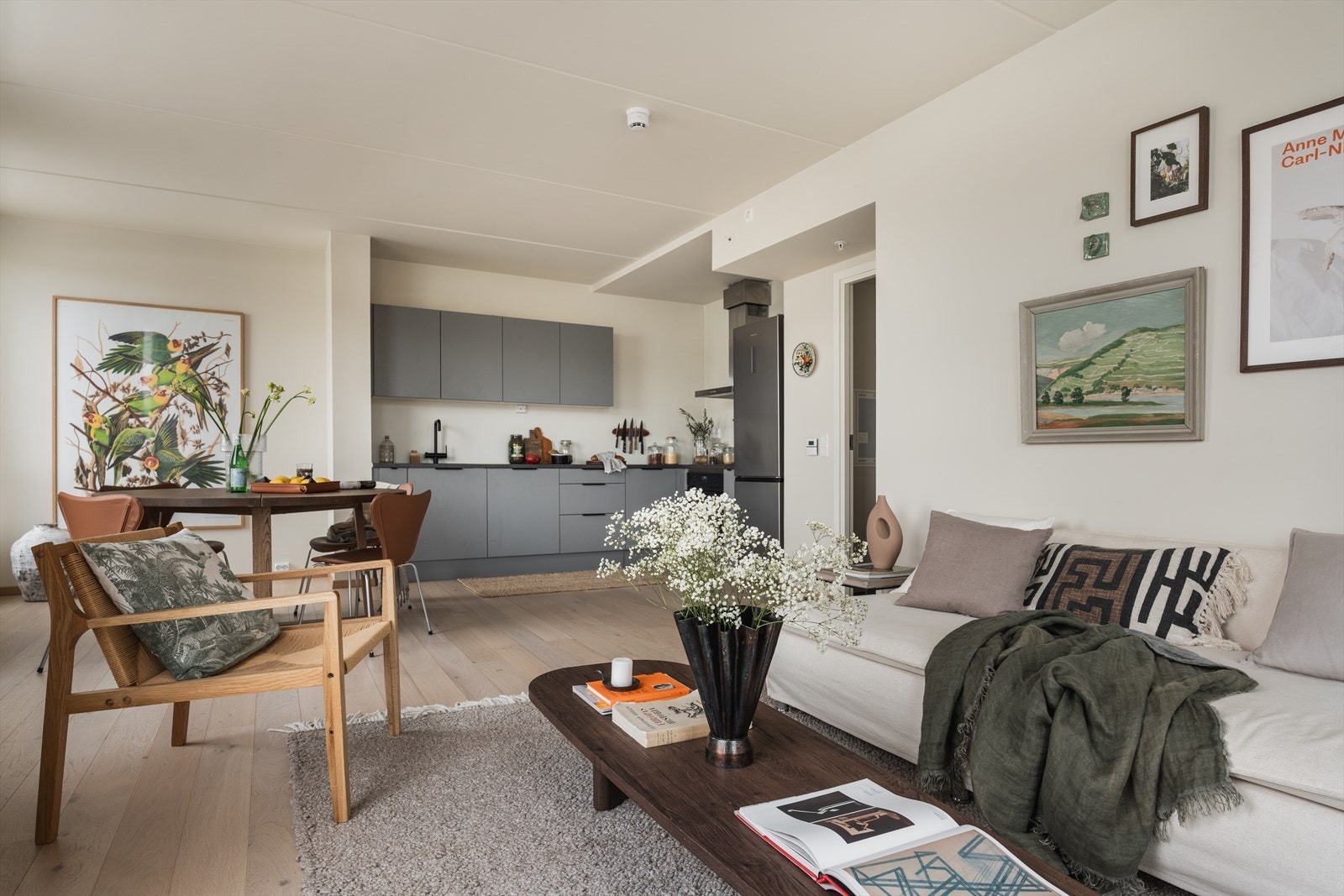 Den åpne løsningen mellom stue og kjøkken gir en svært god og sosial atmosfære i leiligheten Galleribilde