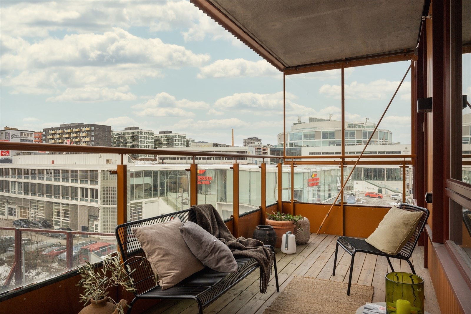 På balkongen kan du nyte fin kvelds og morgensol Galleribilde