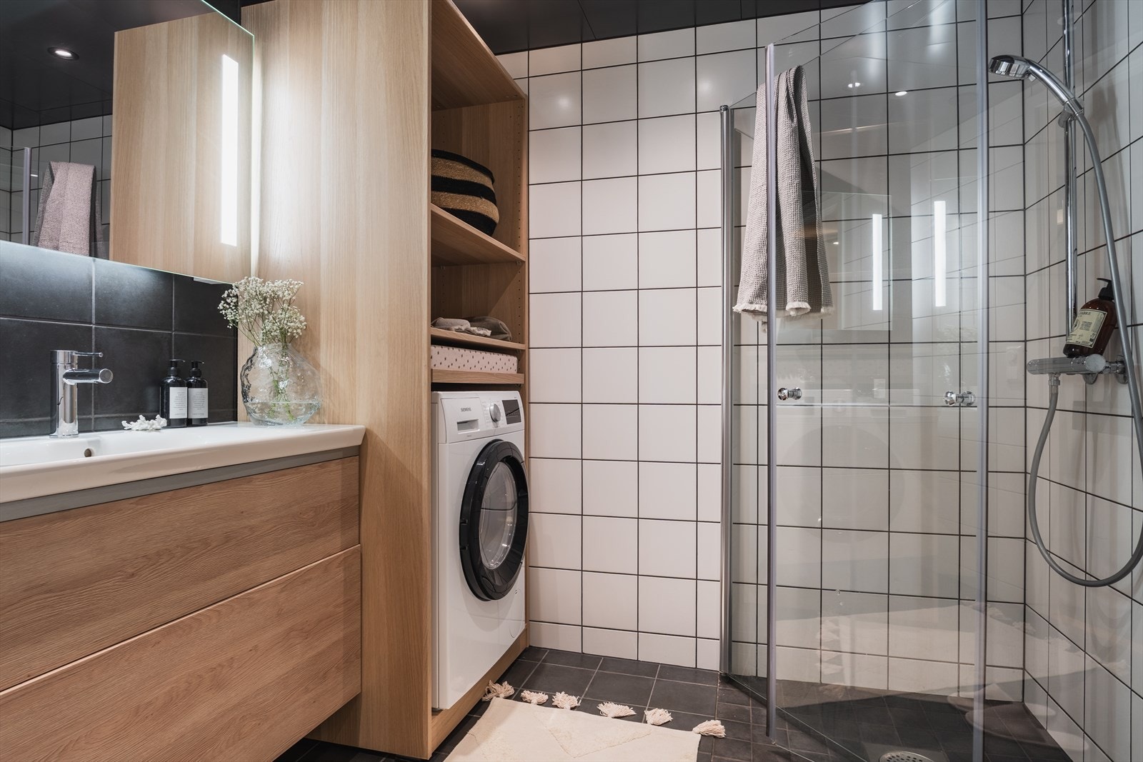 Pent helfliset baderom med varme i gulv og downlights i himling Galleribilde