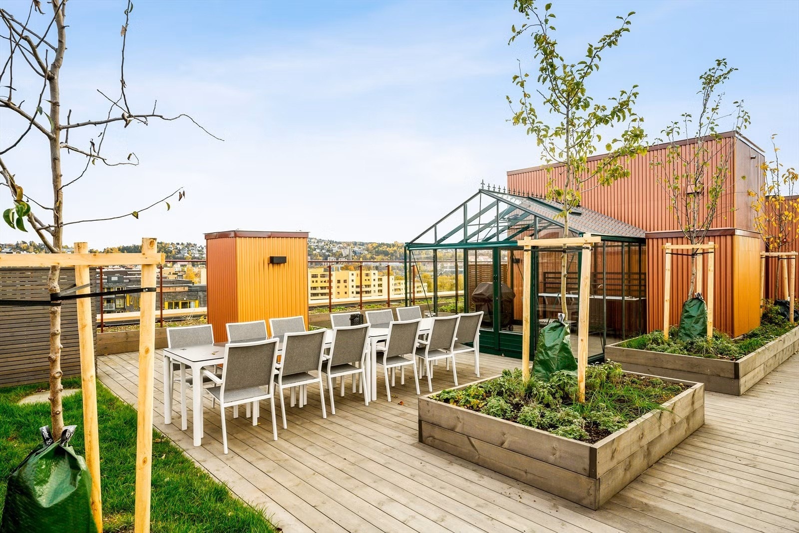 Som beboer disponerer du en stor og attraktiv felles takterrasse med utsikt og sol store deler av dagen - et sjeldent gode midt i byen. Foto: Studio Oslo v/ Kristin Galleribilde
