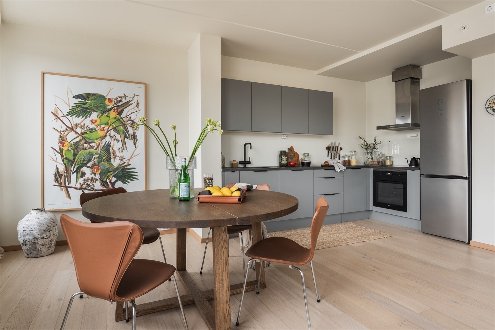 Tidløs og pen kjøkkeninnredning med glatte fronter og laminat benkeplate Galleribilde