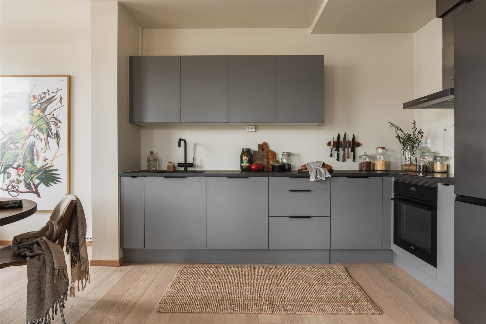 Induksjonstopp, stekeovn og oppvaskmaskin er integrert i innredningen Galleribilde