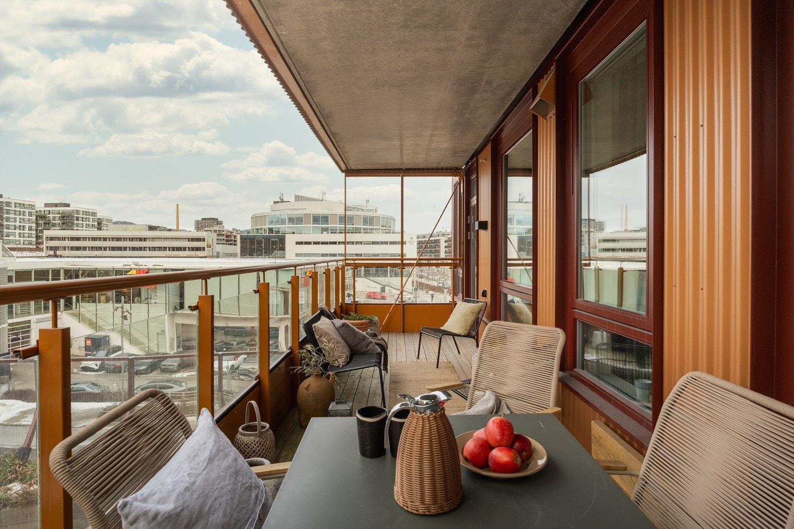 Fra stuen har du utgang til stor og romslig balkong på hele 15 kvm Galleribilde