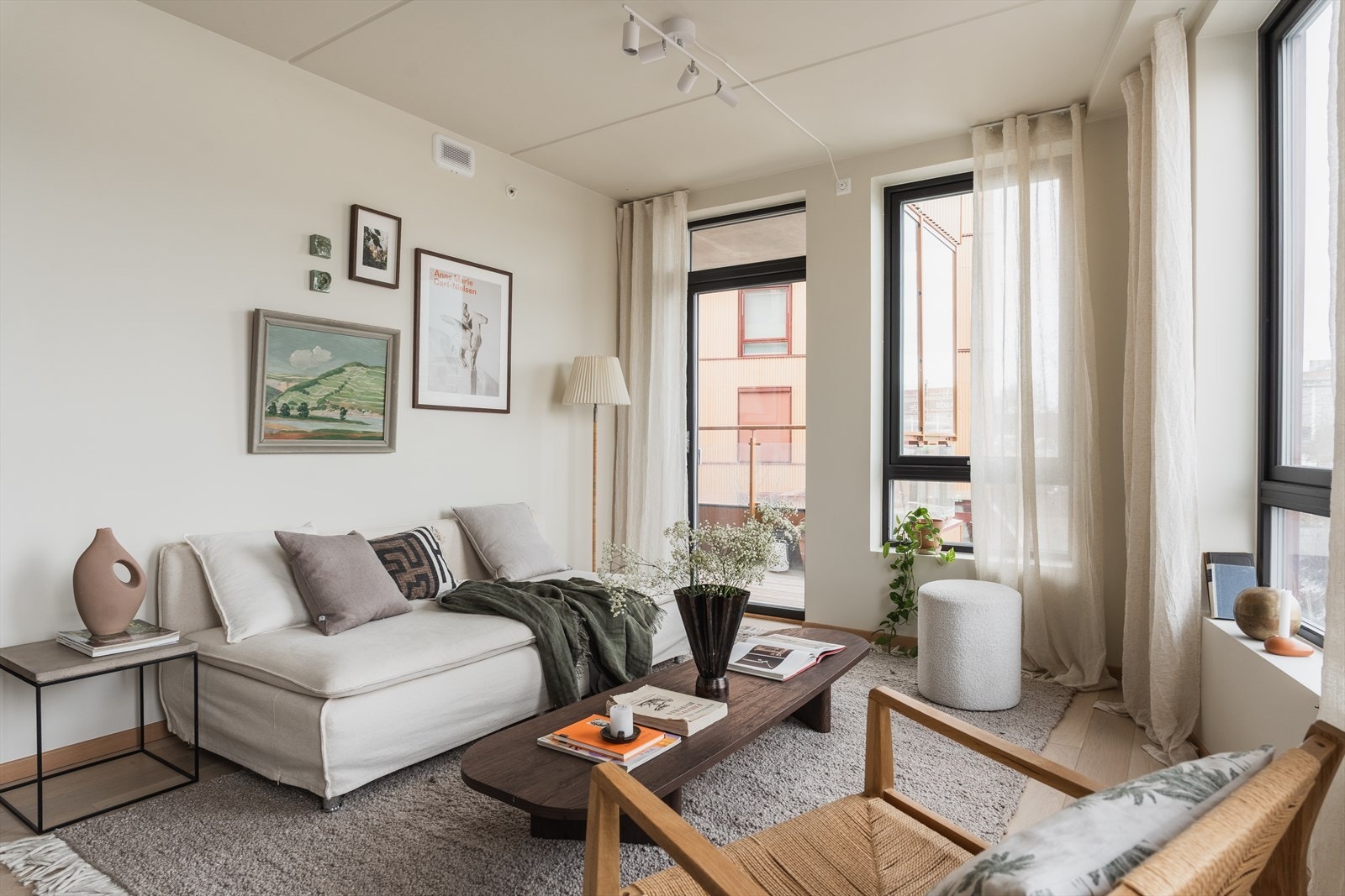 I leiligheten finner du store og flotte vindusflater som slipper inn godt med naturlig lys Galleribilde