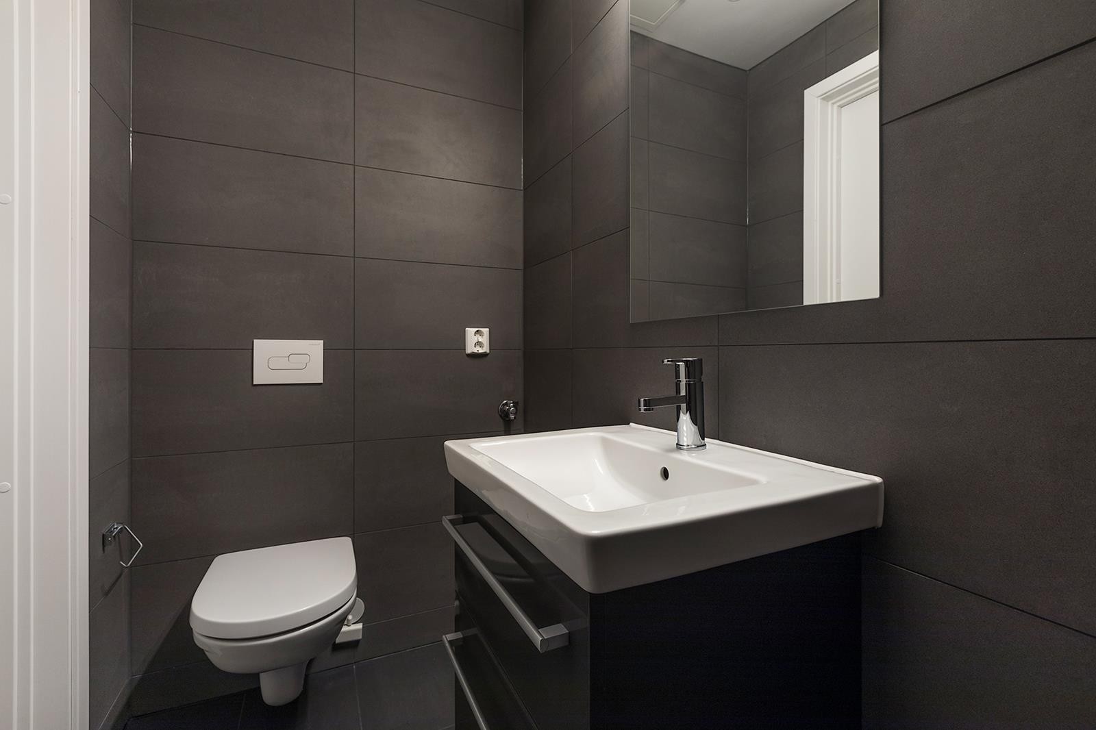 Moderne bad med opplegg for vaskmaskin. Galleribilde