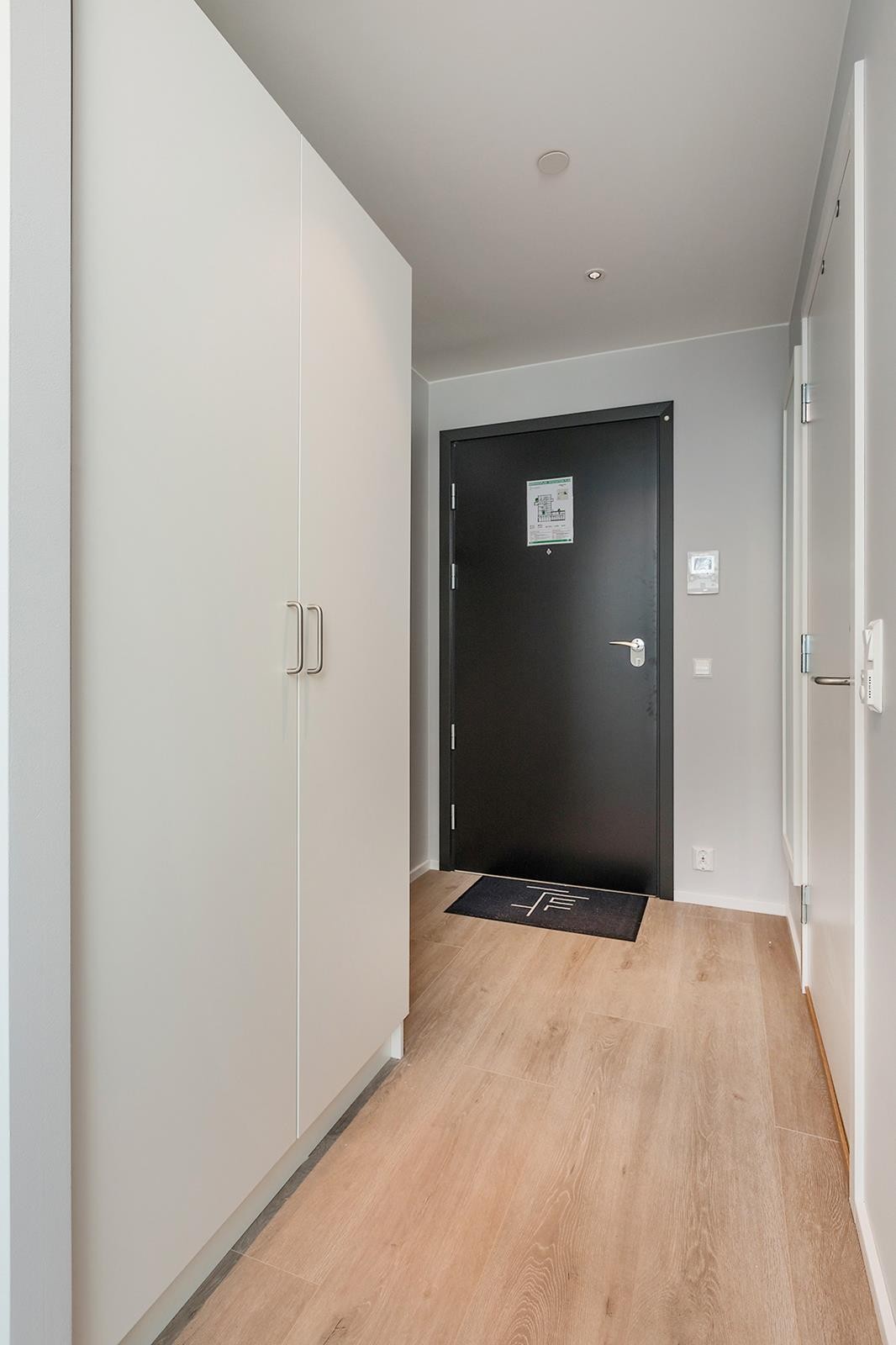 Klesskap og speil i gangen medfølger. Galleribilde