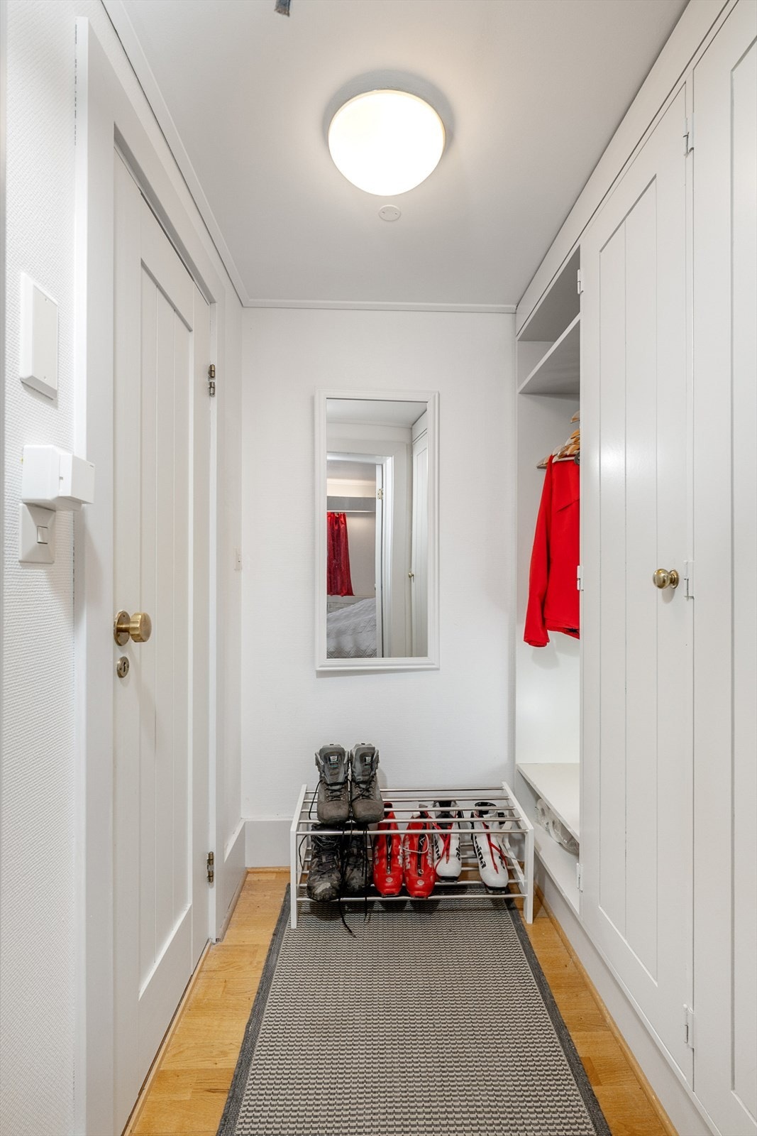 I gangen er det plassbygde skap som gir gode oppbevaringsmuligheter. Galleribilde