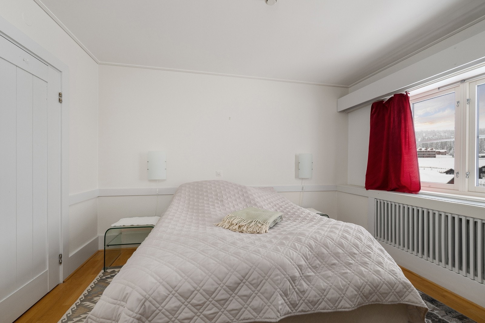 Soverommet har parkett på gulvet og god plass til dobbeltseng. Galleribilde