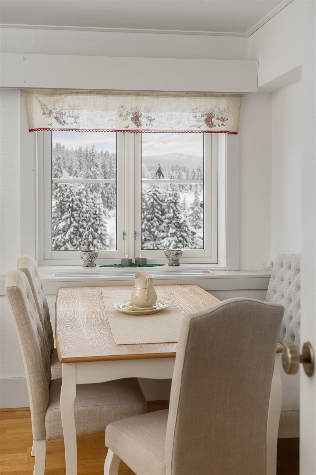 Boligen ligger usjenert til på enden av gangen i bygningens tredje etasje. Galleribilde