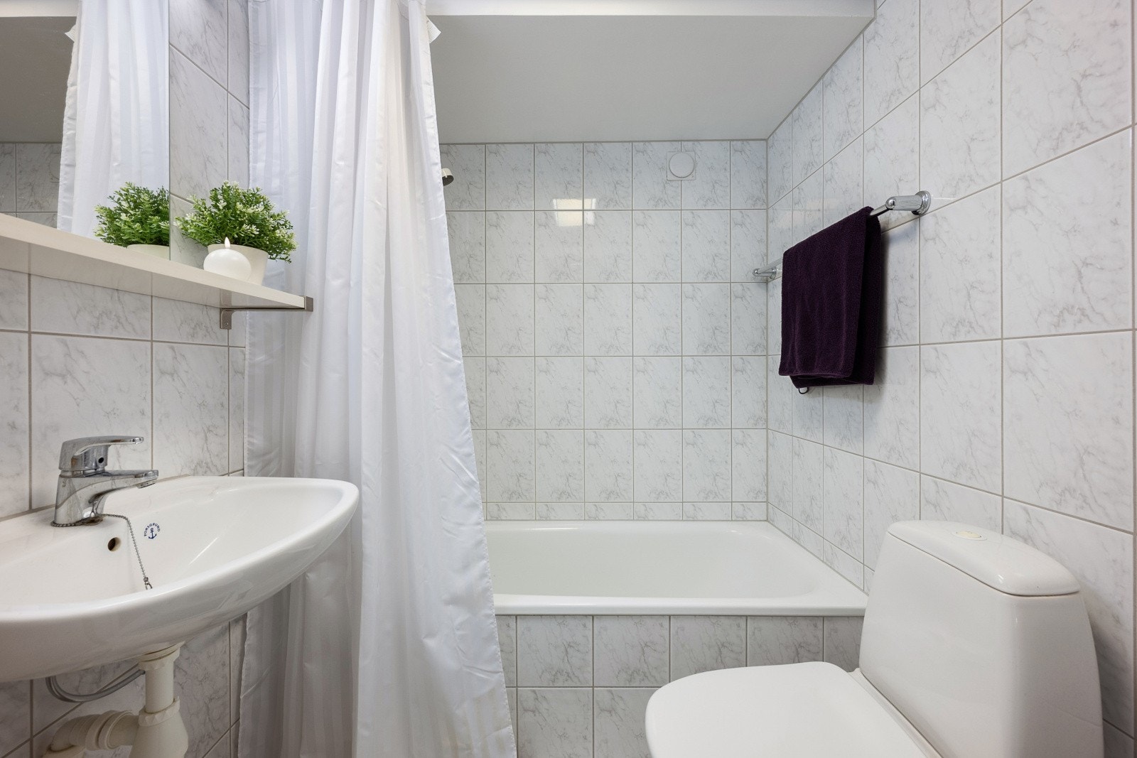 Badet er helfliset og utstyrt med badekar, servant og gulvvarme for ekstra komfort. Galleribilde