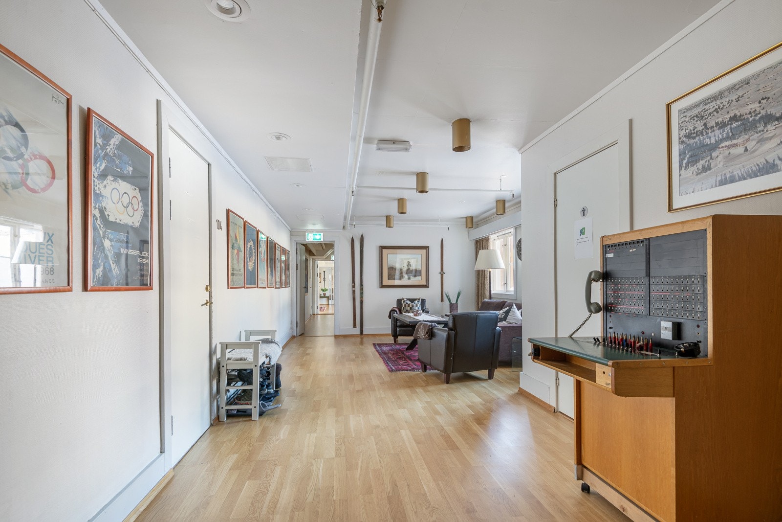 De felles korridorene har en lun atmosfære og er dekorert med historiske bilder. Galleribilde