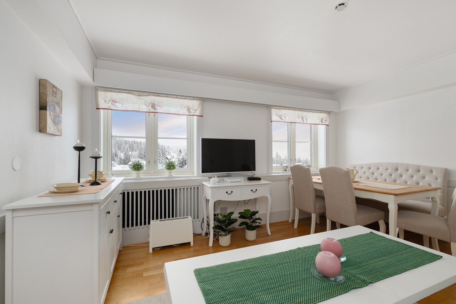 Her kan du sitte i sofaen og nyte synet av soloppgangen og fullmånen. Galleribilde