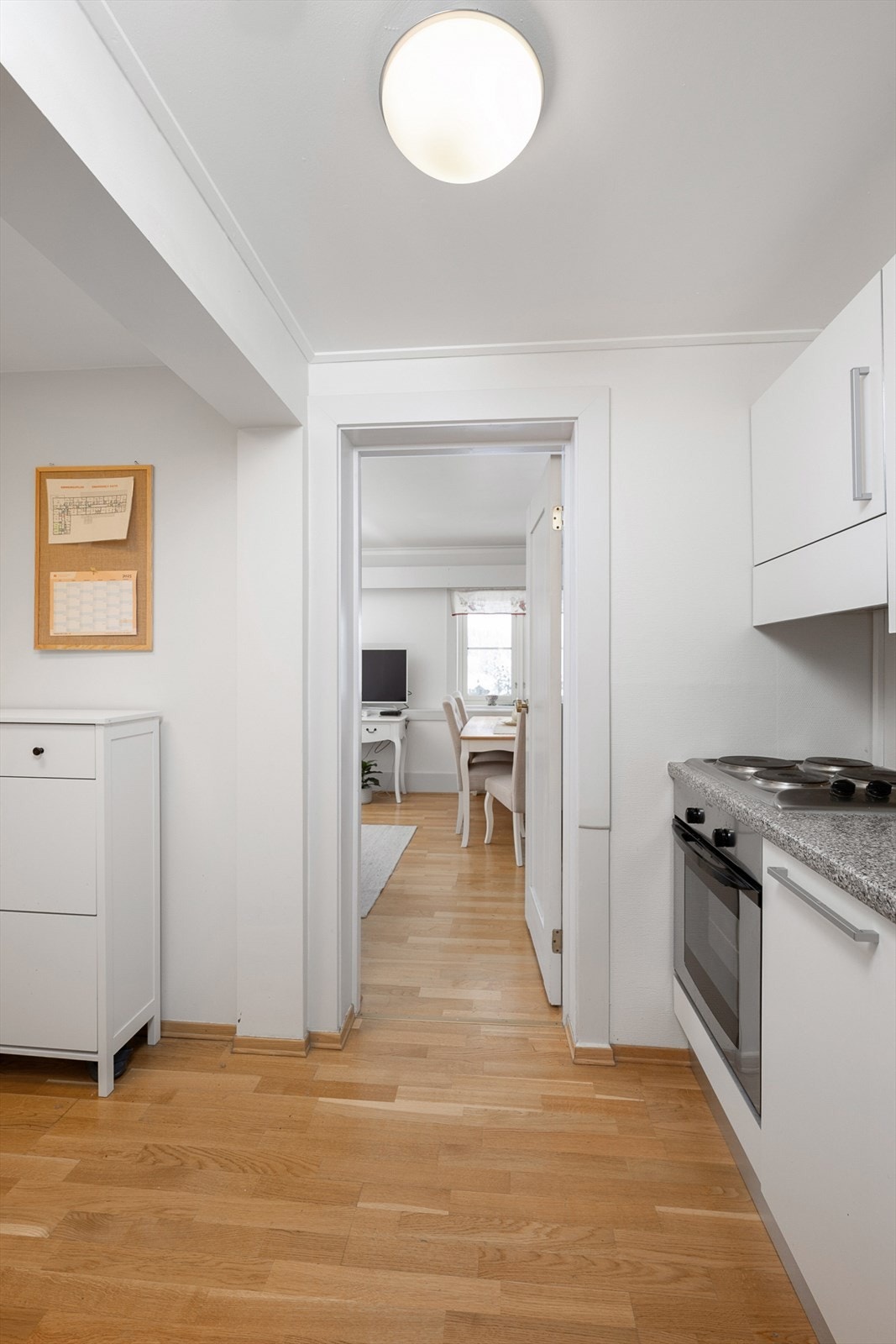 Kjøkkenet ligger i praktisk tilknytning til stuen. Galleribilde