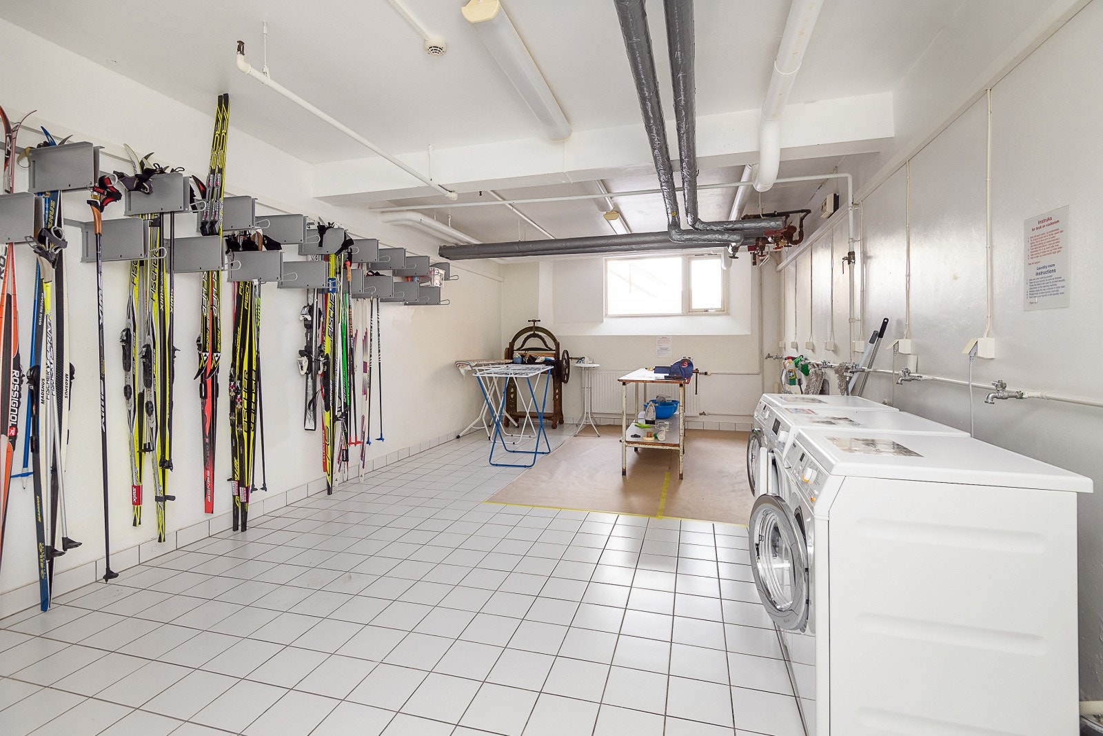 Sameiet har felles vaskekjeller og gode muligheter for prepping av ski. Galleribilde