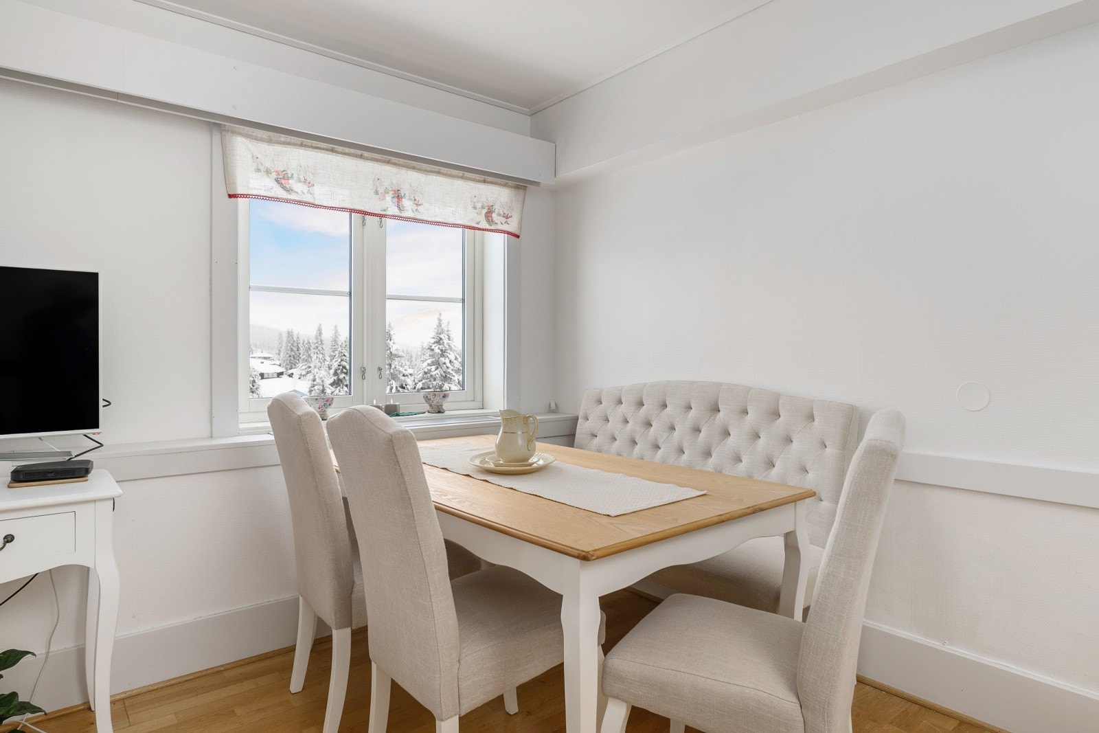 Vinduene fra 2014 slipper inn godt med lys og rammer inn naturen utenfor. Galleribilde