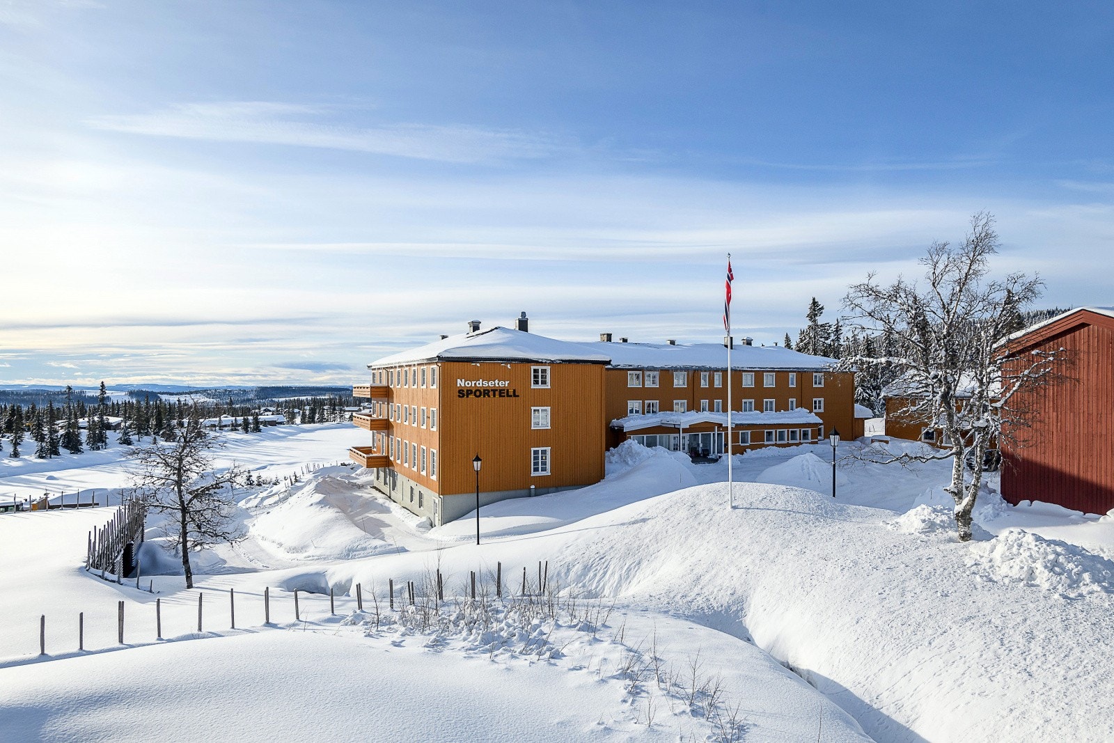 Dette er en sjarmerende og arealeffektiv fritidsleilighet i historiske Nordseter Sportell, opprinnelig oppført i 1930. Galleribilde