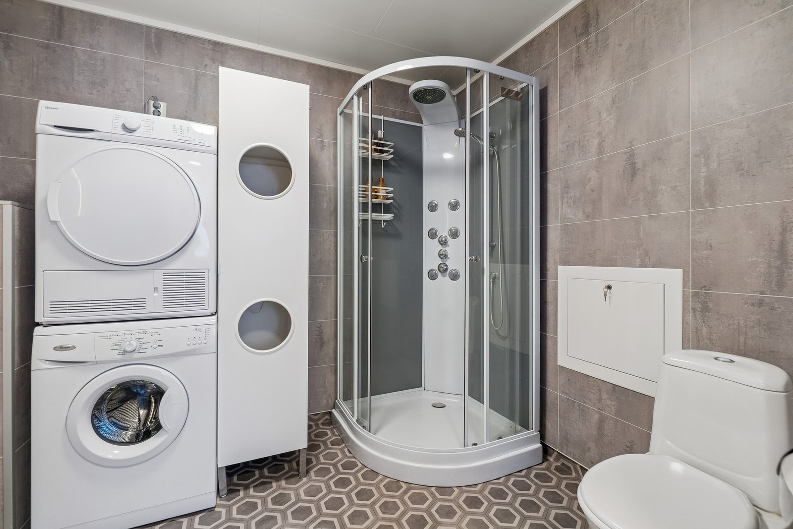 Badet ble pusset opp i 2018/19 nytt belegg på gulv, våtromsplater på vegg og ny baderomsinnredning. Galleribilde