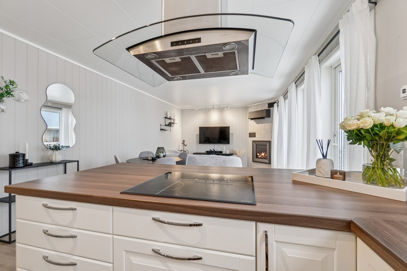 Her kan du stå å kokkelere samtidig som du kan underholde gjestene. Galleribilde