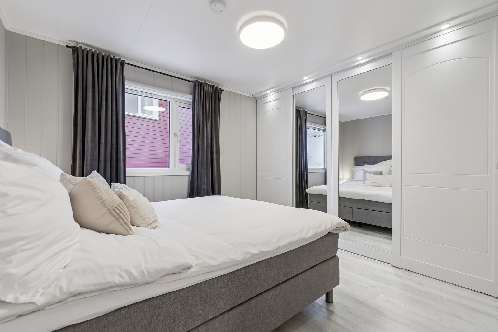 Leiligheten har totalt 3 soverom som alle er av god størrelse. Hovedsoverommet har en stor garderobeløsning med skyvedører. Galleribilde