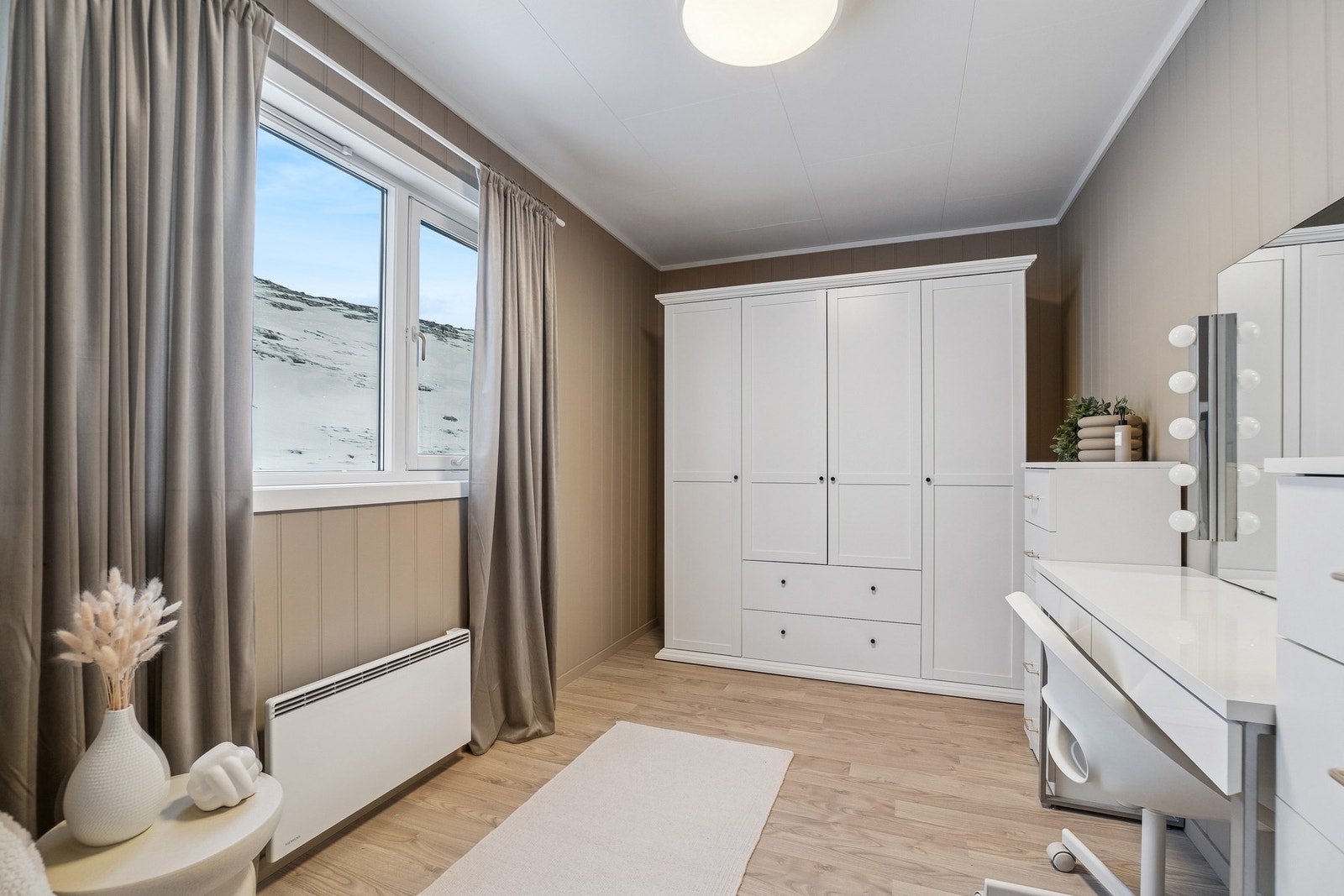 På dette rommet ble det lagt nytt gulv og satt inn nytt garderobeskap i 2021. Galleribilde