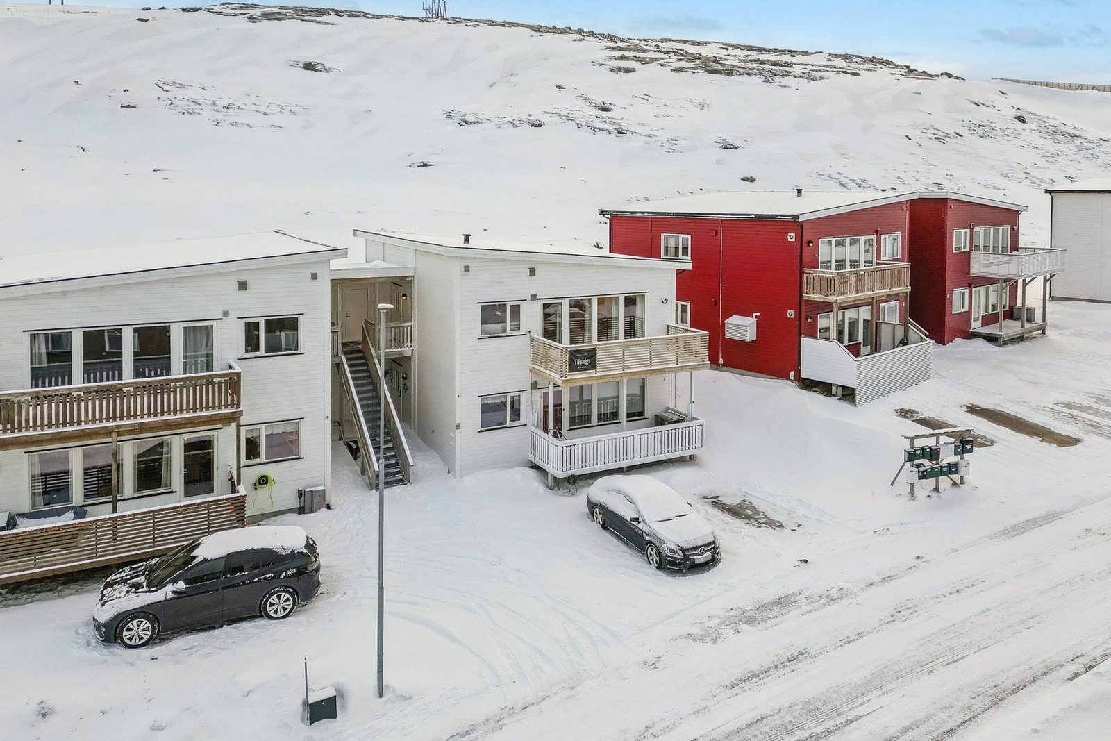 Leiligheten ligger i 2.etasje, og har adkomst via felles trapp. Ved inngangspartiet har du en utvendig bod. Galleribilde