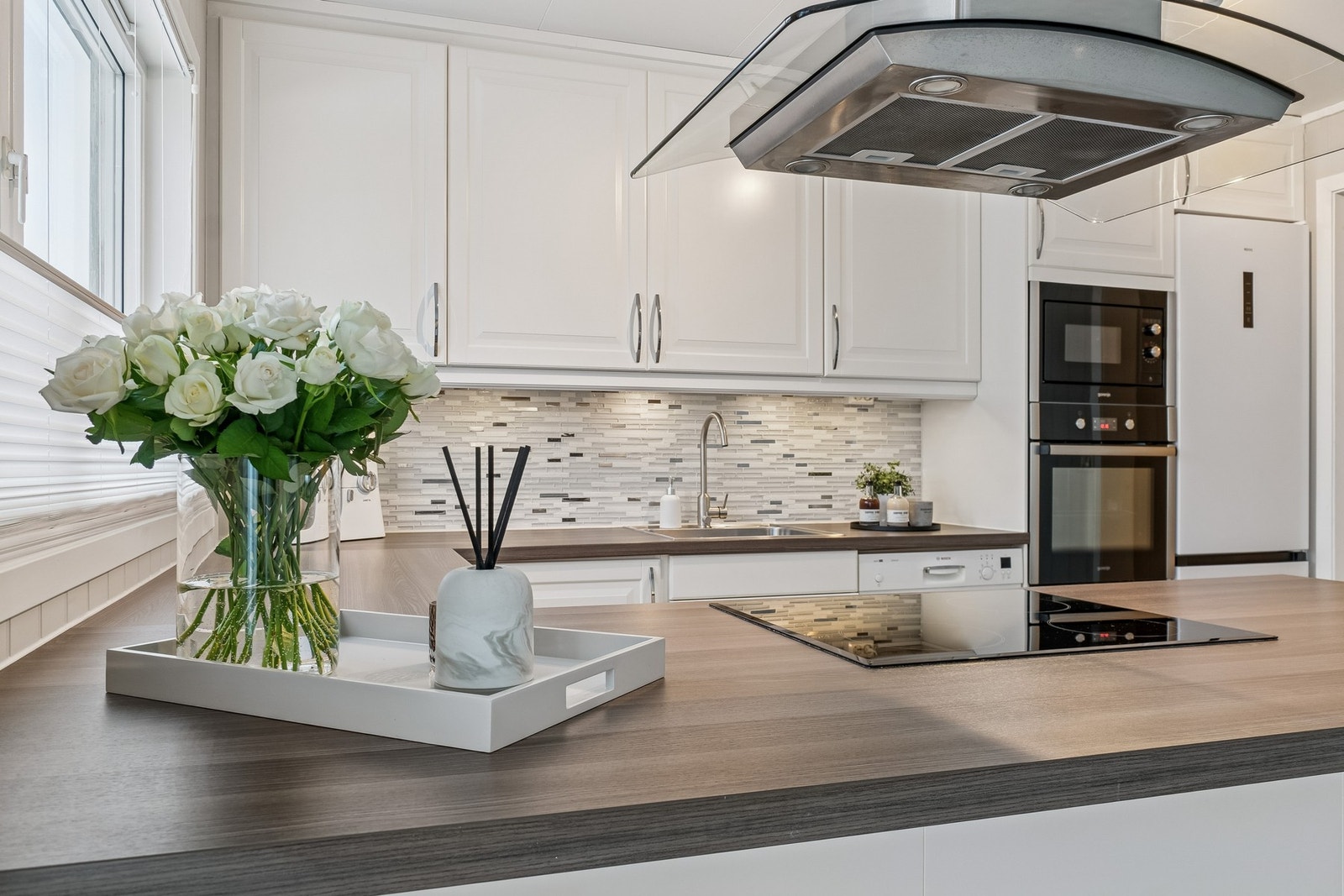 Kjøkkeninnredningen gir rikelig med lagringsplass i både over- og underskap, i tillegg til at du har godt med benkeplass. Galleribilde