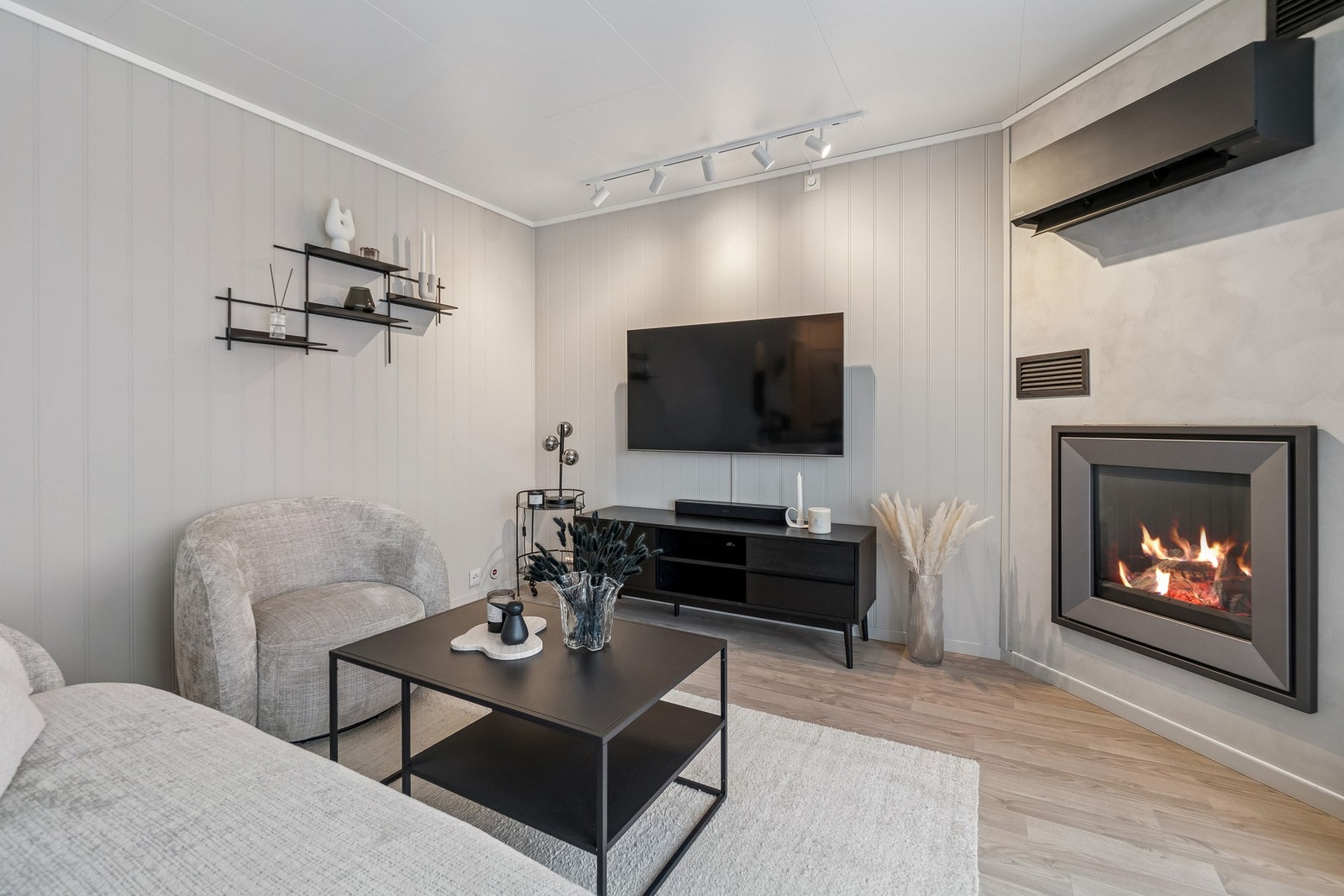 I stuen har du gasspeis som gir både varm og trivsel, i tillegg til at det ble satt inn varmepumpe i 2023. Galleribilde