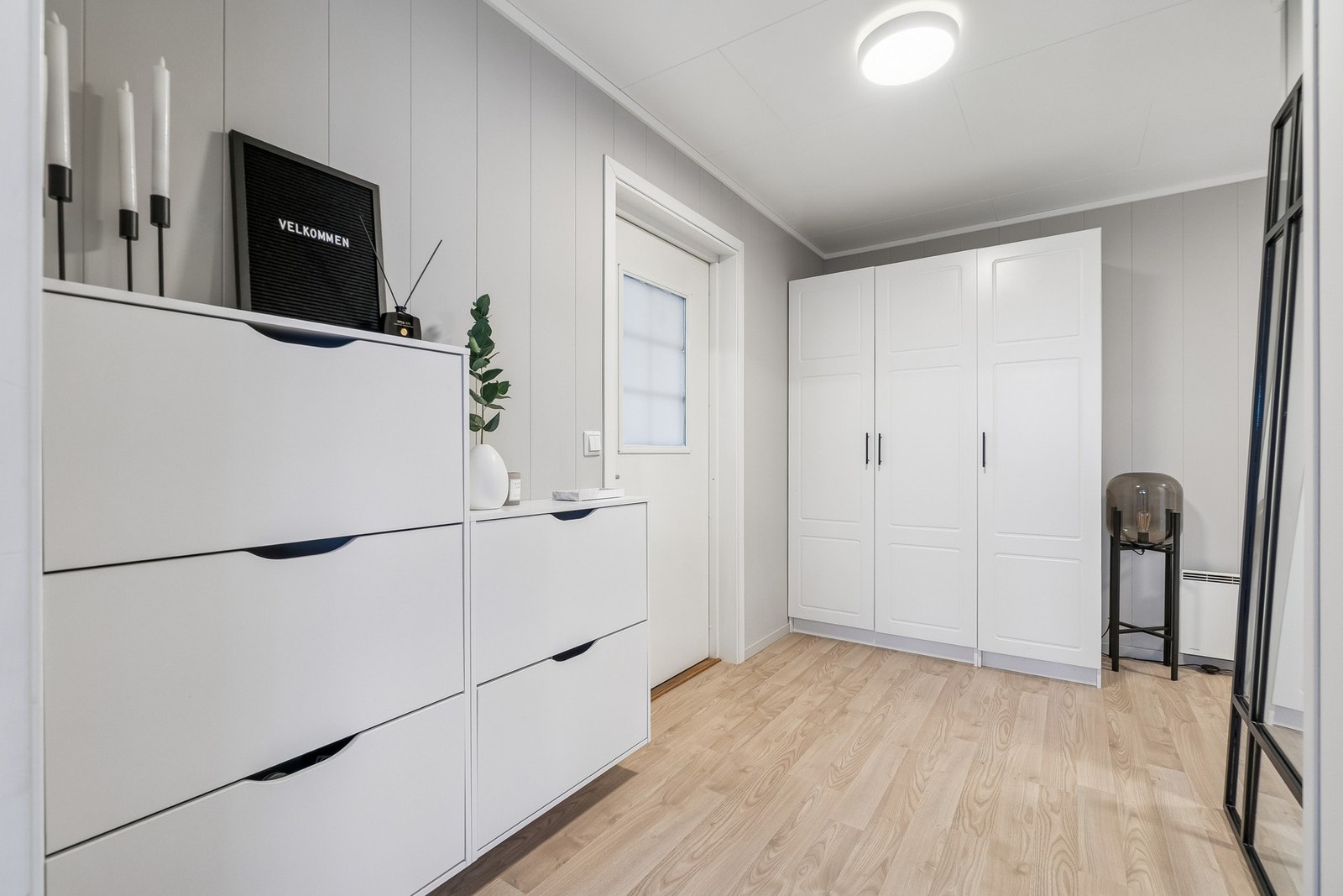 Du har en romslig entré med plass for både åpen og lukket garderobeløsning. Garderobeskap og skoskap medfølger handelen. Galleribilde