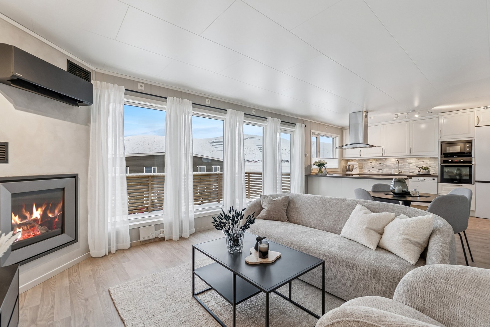 Stuen oppleves lys og luftig takket være lyse fargevalg, og store vindusflater som slipper inn naturlig lys og utsikt. Galleribilde