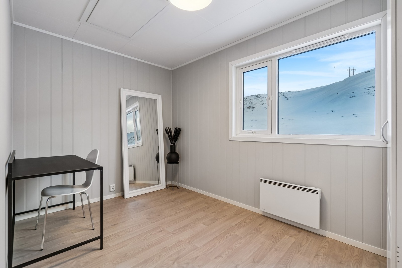 Dette soverommet ble pusset opp i 2025 med nytt laminat på gulv, og malt vegger. Galleribilde