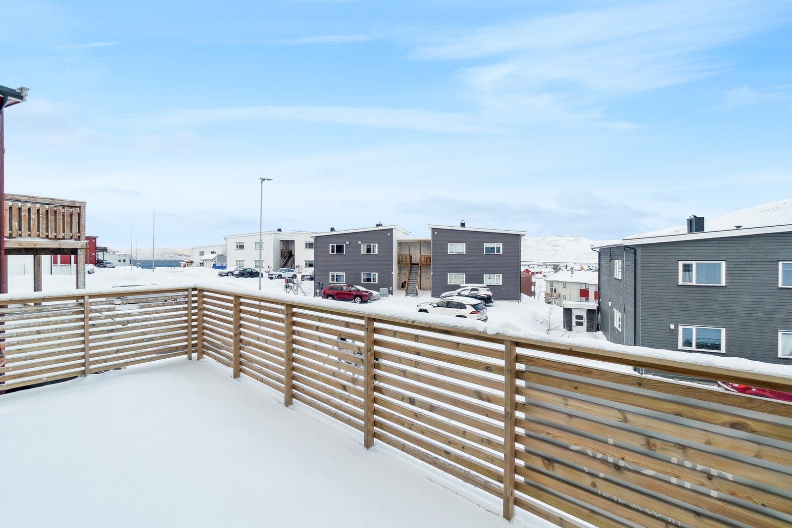 Fra stuen har du adkomst til leilighetens balkong. Det ble bygd ny balkong i 2024. Galleribilde