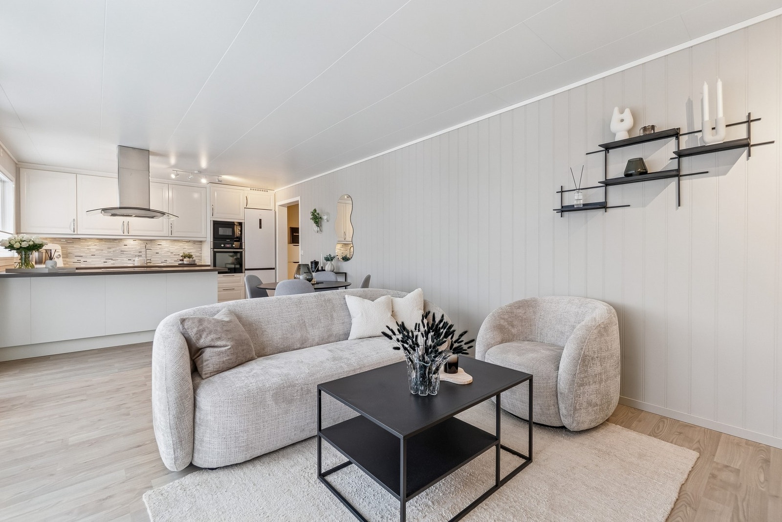 På stue og kjøkken ble det lagt nytt gulv med varmefolie i 2013. Veggene ble malt i 2022. Galleribilde