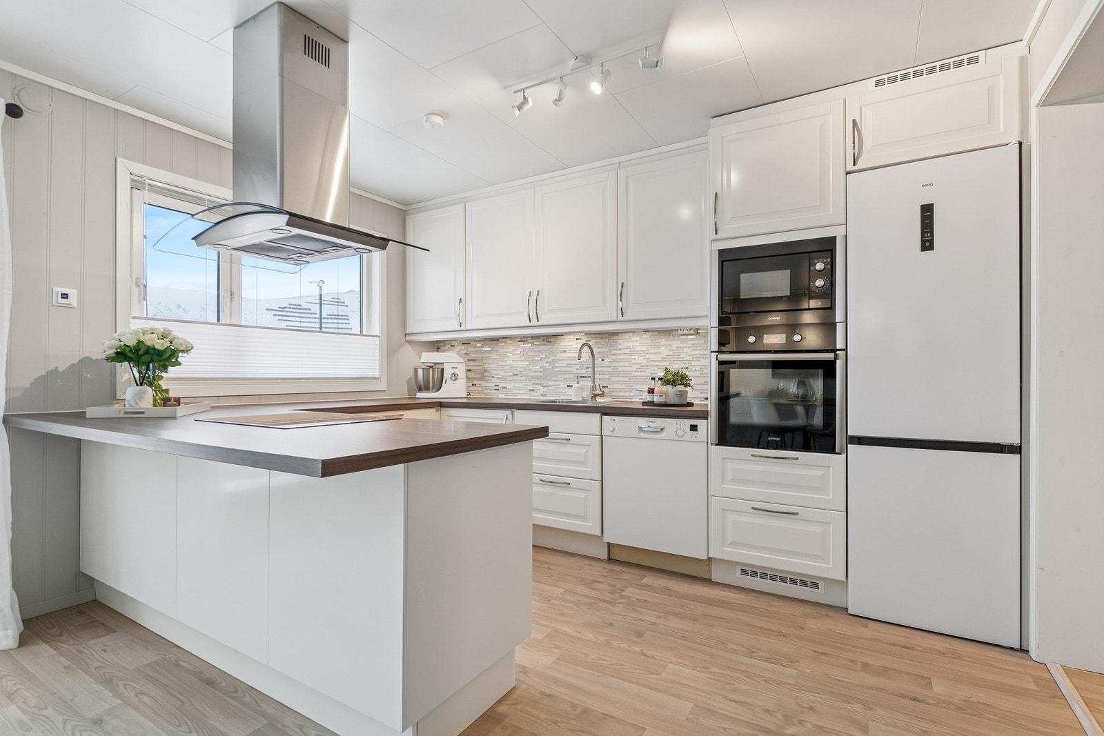 Kjøkkeninnredningen ble satt inn i 2013, men fremstår tidløs og med liten slitasjegrad. Galleribilde