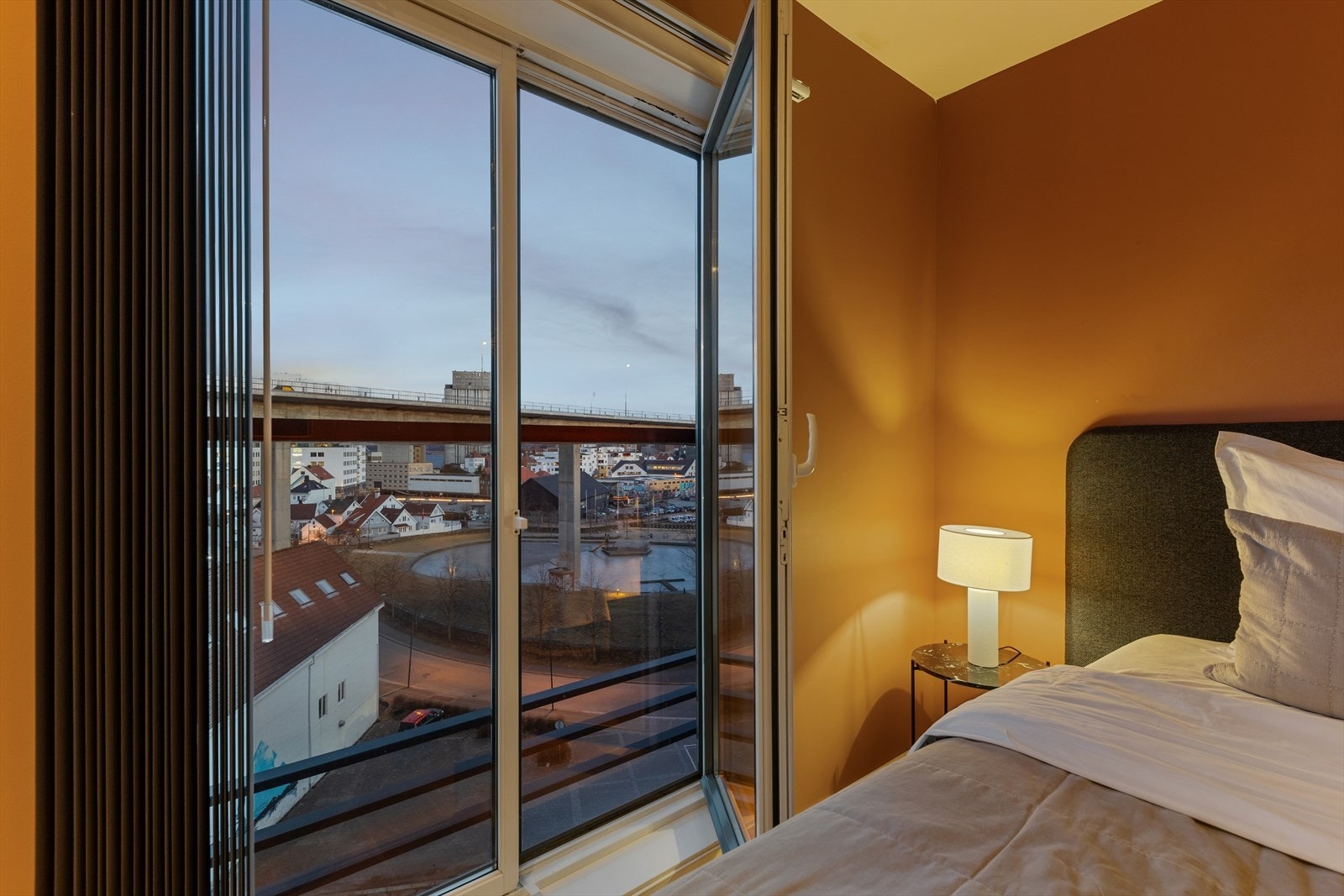 Soverommet fremstår som et rolig og behagelig sted å trekke seg tilbake når kvelden faller på. De store vindusflatene slipper inn det siste kveldslyset og gir rommet en lun atmosfære, Galleribilde