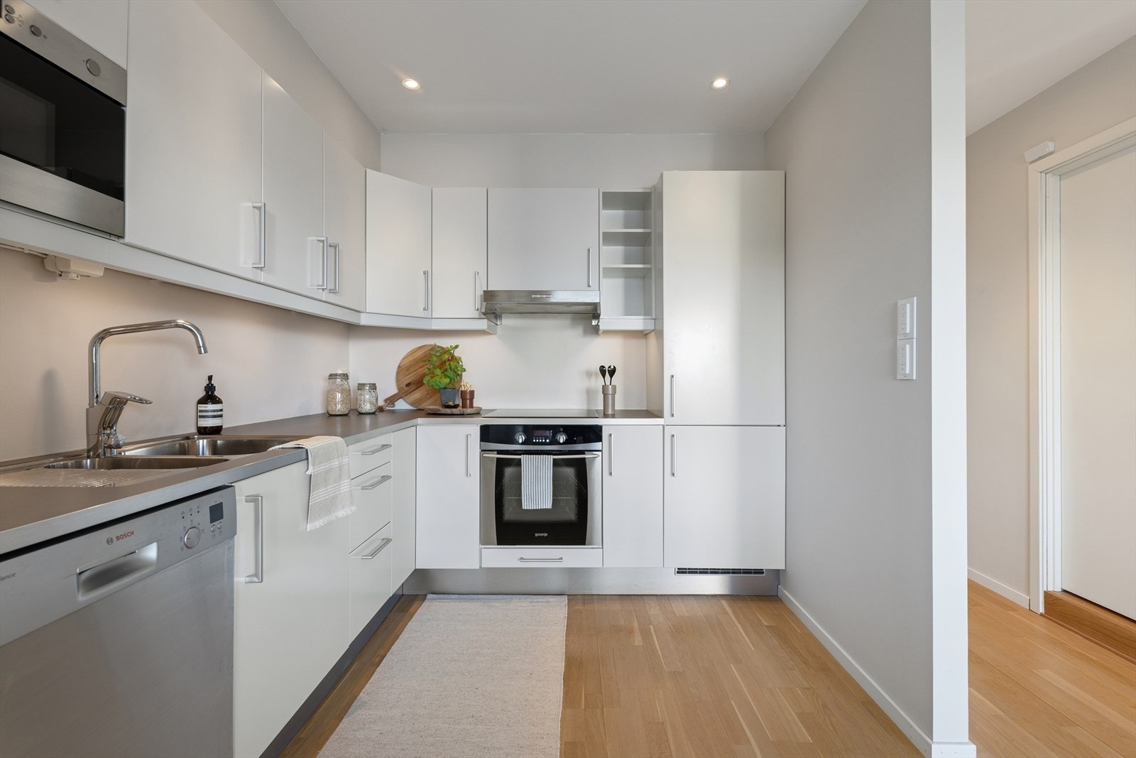 Kjøkkenet er fra 2006 og fremstår tidsriktig og velholdt. Rommet har parkett på gulvet og malte plater på veggene, noe som gir en ren og harmonisk base samt downlights i himling som sikrer godt arbeidslys. Galleribilde