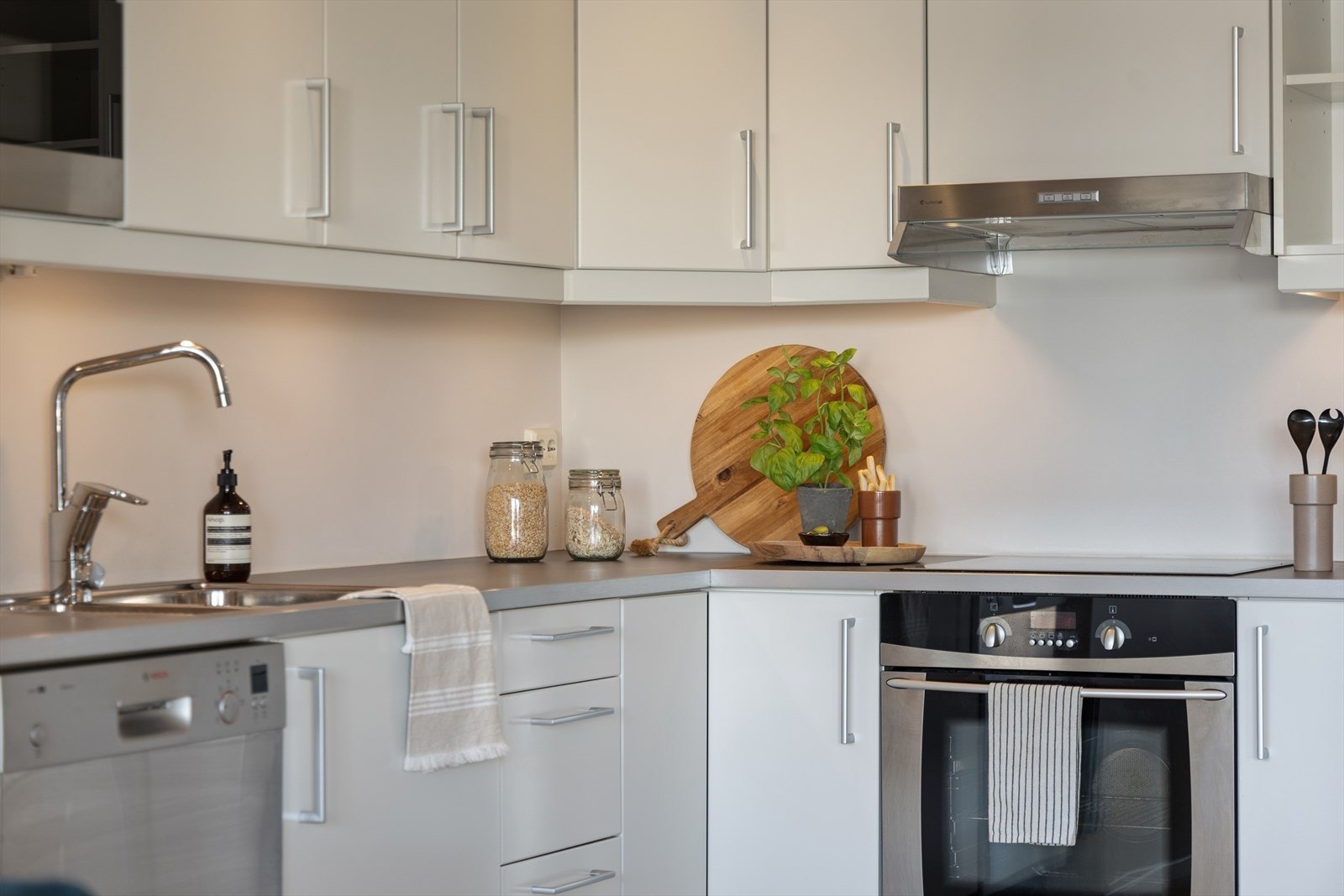 Kjøkkenet er utstyrt med hvitevarer som stekeovn, kjøl/fryseskap, oppvaskmaskin og steketopp - alt du trenger for en praktisk og effektiv matlagingsopplevelse. Galleribilde