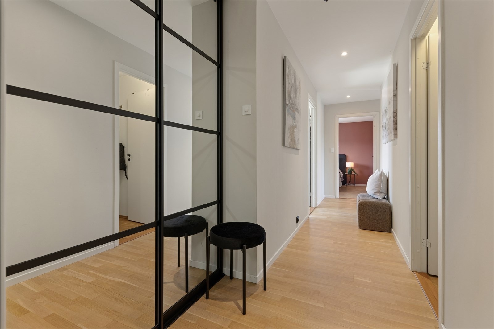 Fra entréen har du tilgang til leilighetens to soverom, som begge er plassert praktisk og skjermet fra oppholdsrommene. Galleribilde