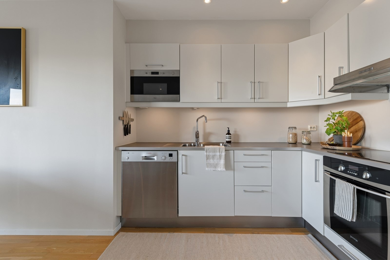 Ventilasjonen er løst via byggets mekaniske avtrekksanlegg, som sikrer godt inneklima også under matlaging. Galleribilde