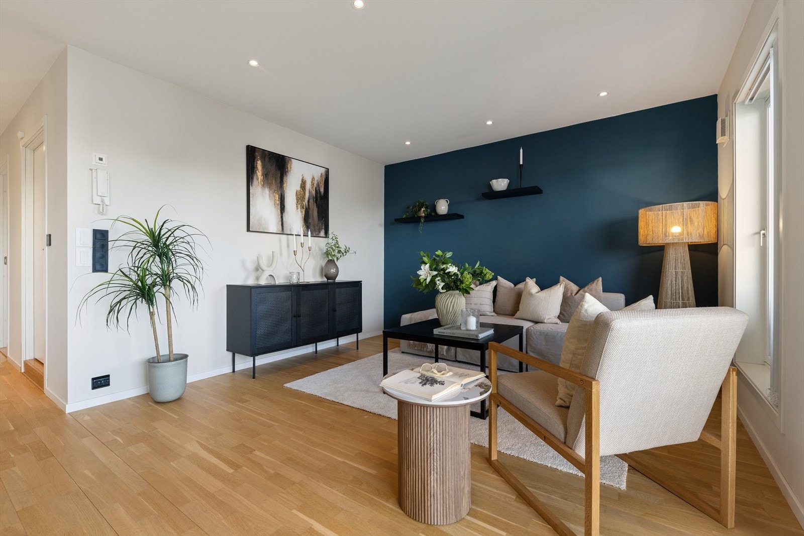 Rommets størrelse gir god plass til møblering i flere soner - en komfortabel sofagruppe, en hyggelig lesekrok eller en større spiseplass for lange, gode måltider. Galleribilde