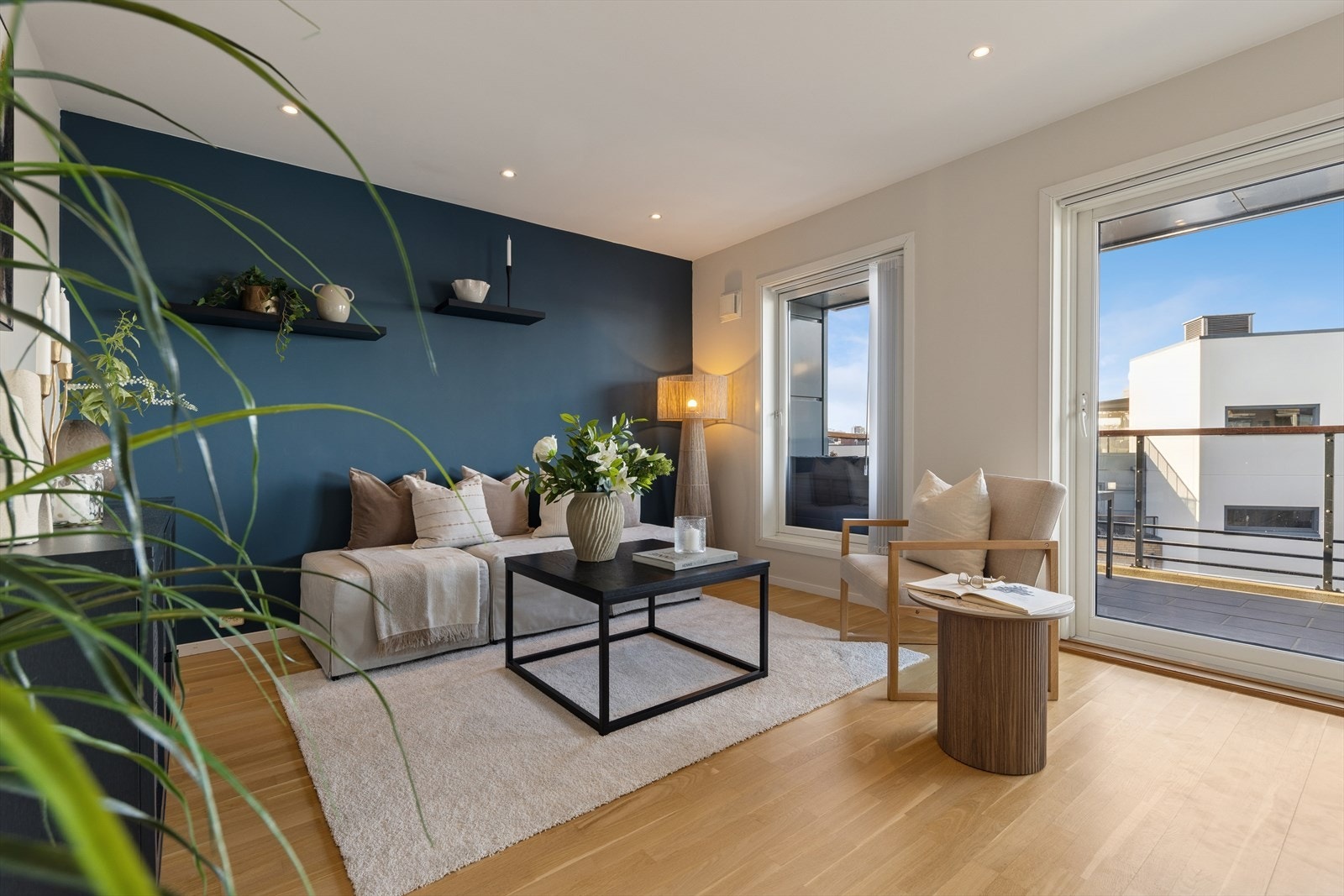 Stuen fremstår som leilighetens naturlige samlingspunkt - et rom det er lett å trives i, både tidlig på dagen og langt utover kvelden. Galleribilde