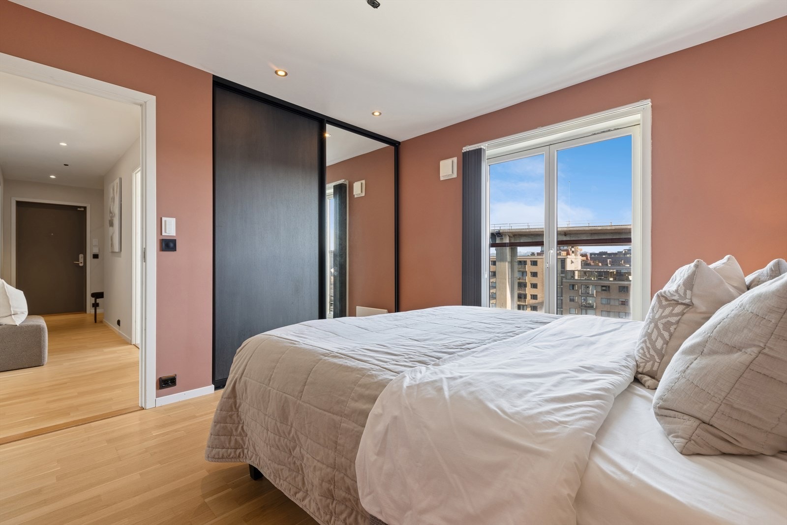 Det største soverommet byr på god oppbevaringsplass med en romslig skyvedørsgarderobe som holder rommet ryddig og funksjonelt. Galleribilde