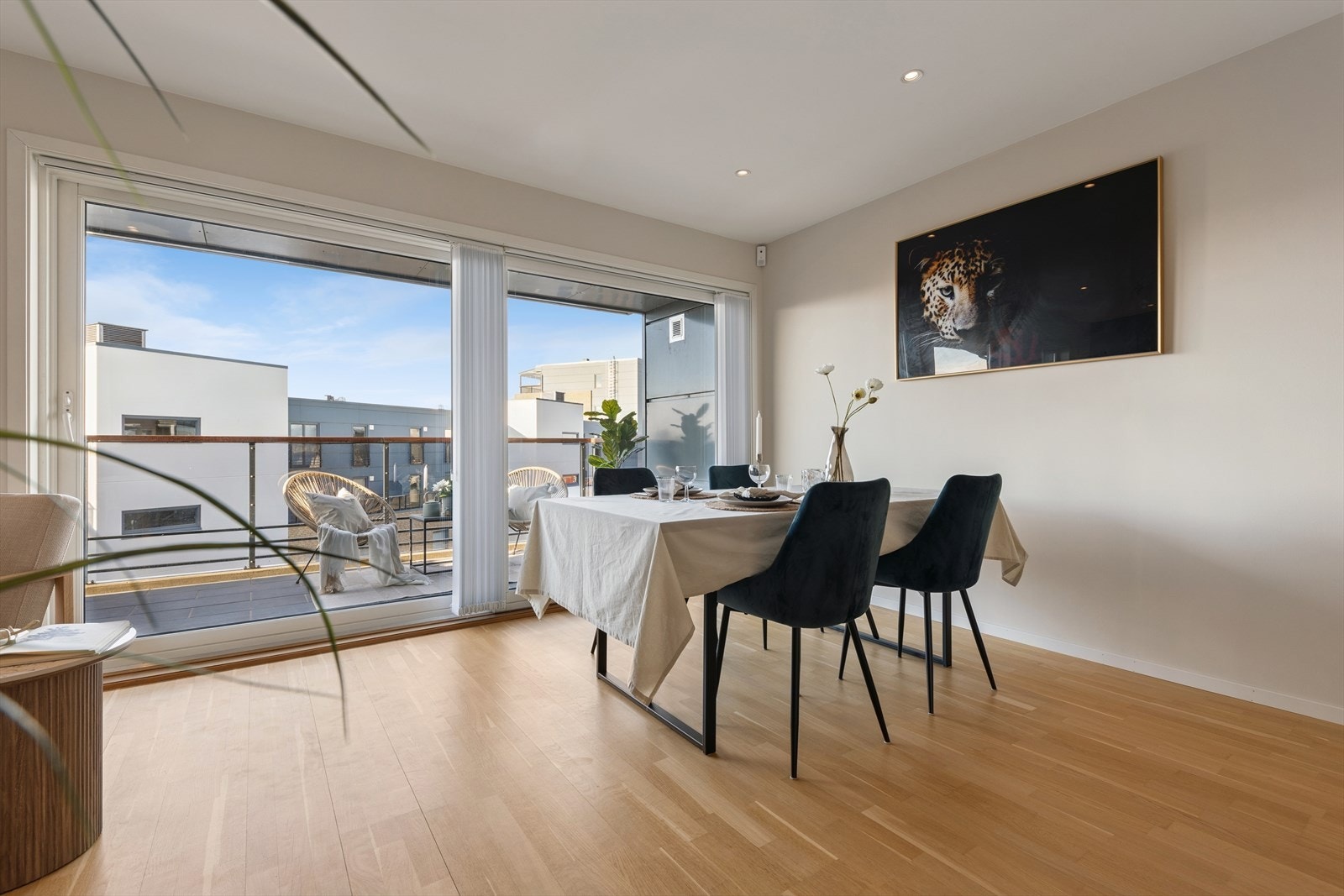 Her kan du dekke til hyggelige middager mens du nyter utsyn mot himmel, byliv og sjø, eller starte dagen med frokost i et rom badet i naturlig lys. Den åpne og gode plasseringen gjør det lett å invitere til selskaper. Galleribilde