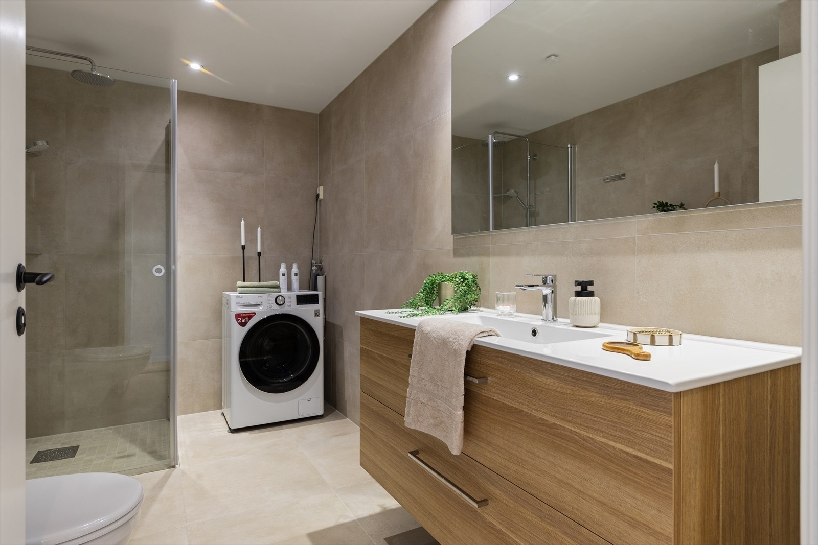 Badet er opprinnelig fra 2006, men fikk en oppgradering i 2025 med flis-på-flis og nye baderomsmøbler. Rommet har flislagte vegger, malt himling og flislagt gulv med behagelig vannbåren gulvvarme. Galleribilde