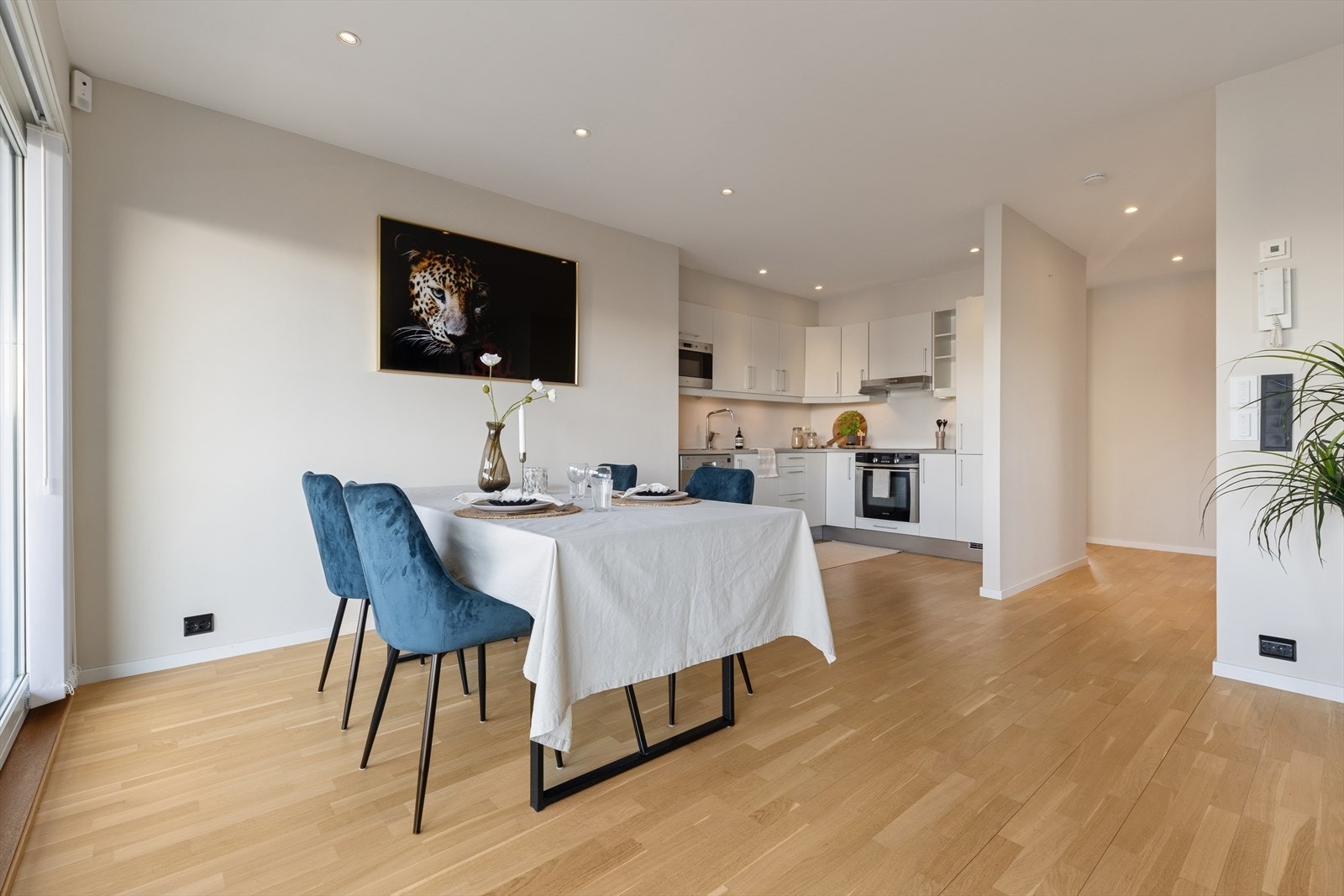 Kjøkkenet ligger i en åpen og sosial løsning mot spisestuen, noe som skaper en luftig og sammenhengende sone hvor det er enkelt å være vert samtidig som man deltar i samtalen rundt bordet. Galleribilde