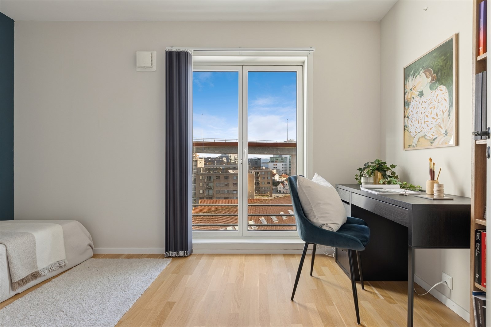 Soverommene fremstår som lyse, funksjonelle og behagelige rom med god plassutnyttelse - ideelle både som hovedsoverom, barnerom, gjesterom eller hjemmekontor. Galleribilde